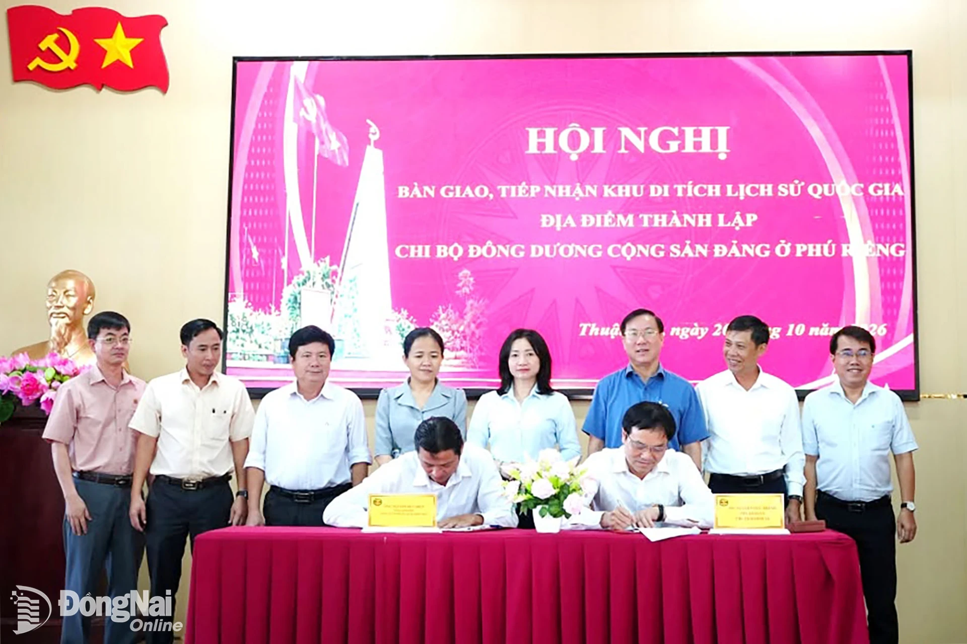 Đại diện UBND xã Thuận Lợi và Công ty cổ phần Cao su Đồng Phú ký kết biên bản bàn giao, tiếp nhận Khi di tích. Ảnh: ĐVCC