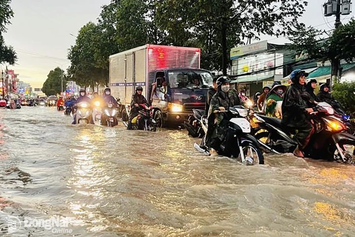 Hiểm họa khó lường dưới những tuyến đường ngập nước