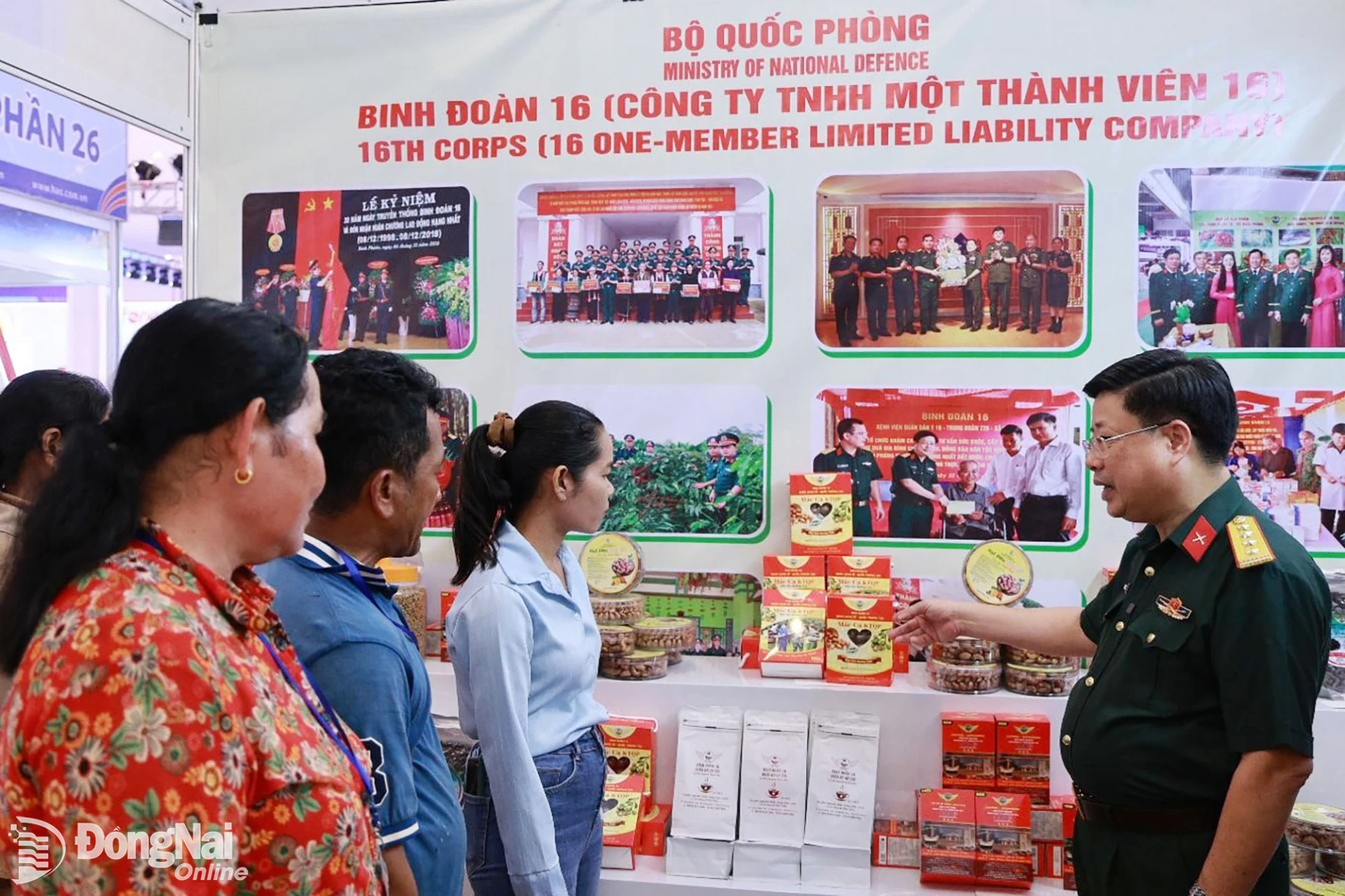 Đại diện Binh đoàn 16 giới thiệu các sản phẩm đặc trưng của đơn vị tới khách tham quan hội chợ.