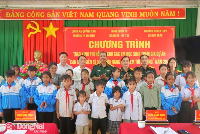 Đoàn Kinh tế - Quốc phòng 720: Trao 148 triệu đồng nâng bước em đến trường