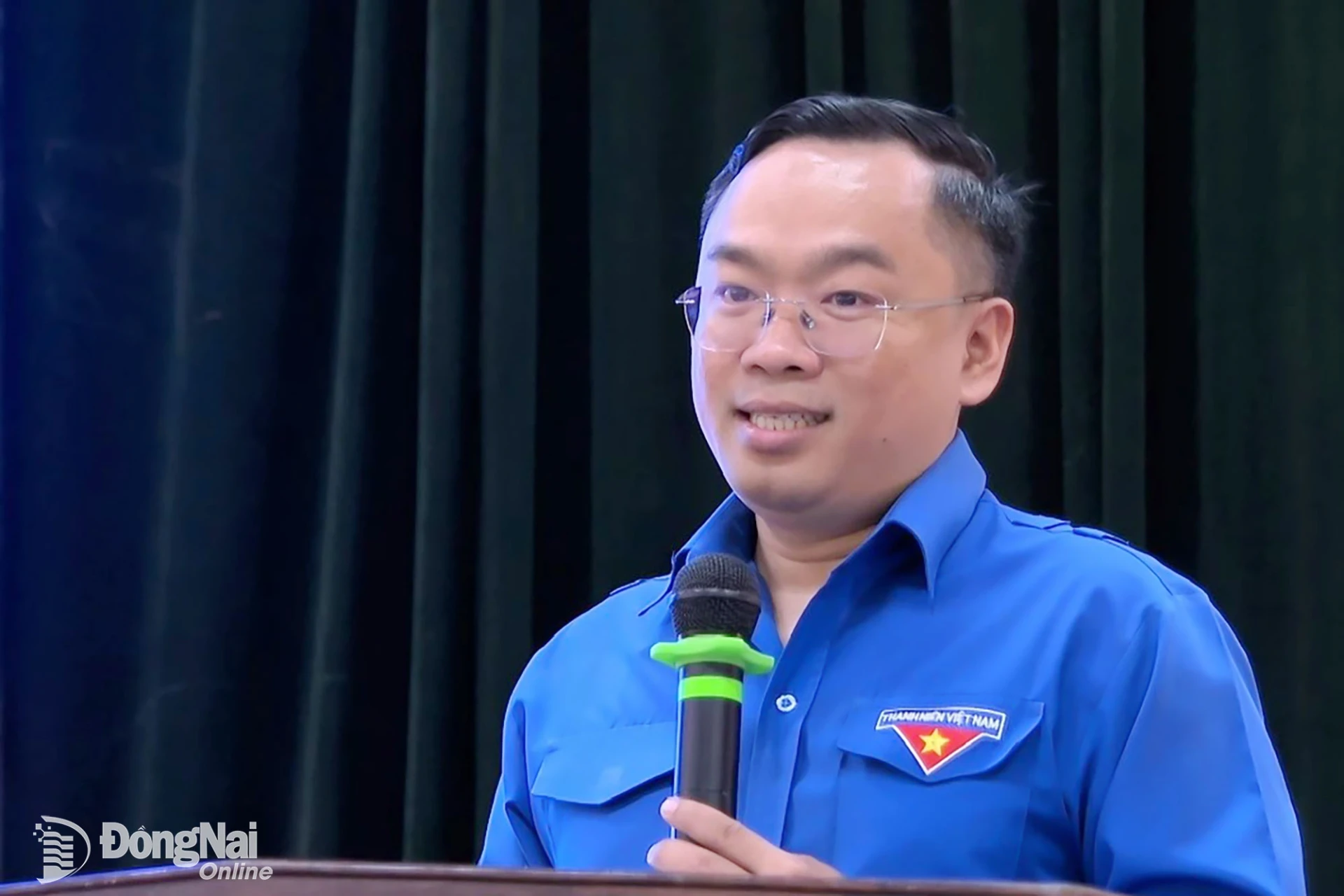 Thành ủy viên, Phó Chủ tịch Ủy ban MTTQ Việt Nam thành phố, Bí thư Thành đoàn Nguyễn Minh Kiên chia sẻ chuyên đề tại lớp tập huấn. Ảnh: ĐVCC
