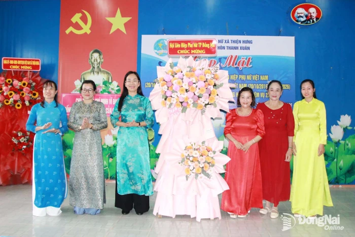 Thường trực Hội Liên hiệp Phụ nữ thành phố tham dự họp mặt 20-10 tại thôn thuộc xã biên giới
