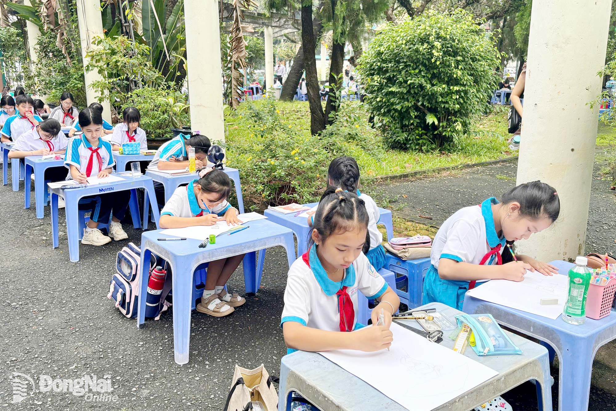 Các em thiếu nhi tham gia vẽ tranh sau lễ khai mạc. Ảnh: ĐVCC