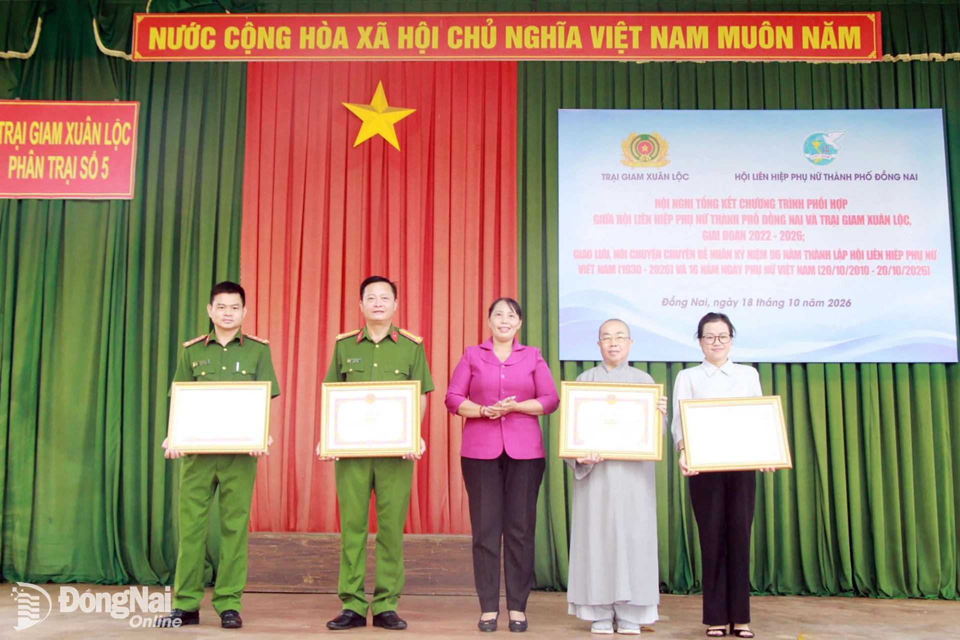 Thành ủy viên, Phó Bí thư chuyên trách Đảng ủy MTTQ, các đoàn thể thành phố Lê Thị Thái trao bằng khen của UBND thành phố cho đại diện các tập thể. Ảnh: Nga Sơn