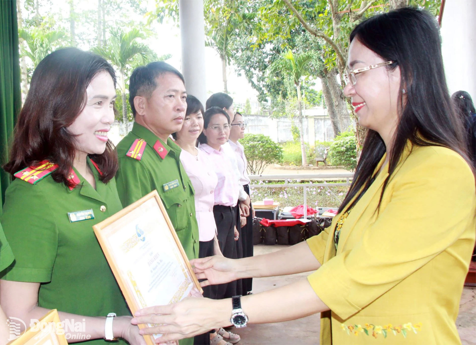 Thành ủy viên, Phó Chủ tịch Ủy ban MTTQ Việt Nam thành phố, Chủ tịch Hội Liên hiệp phụ nữ thành phố Lê Thị Thanh Loan trao bằng khen cho các cá nhân. Ảnh: Nga Sơn