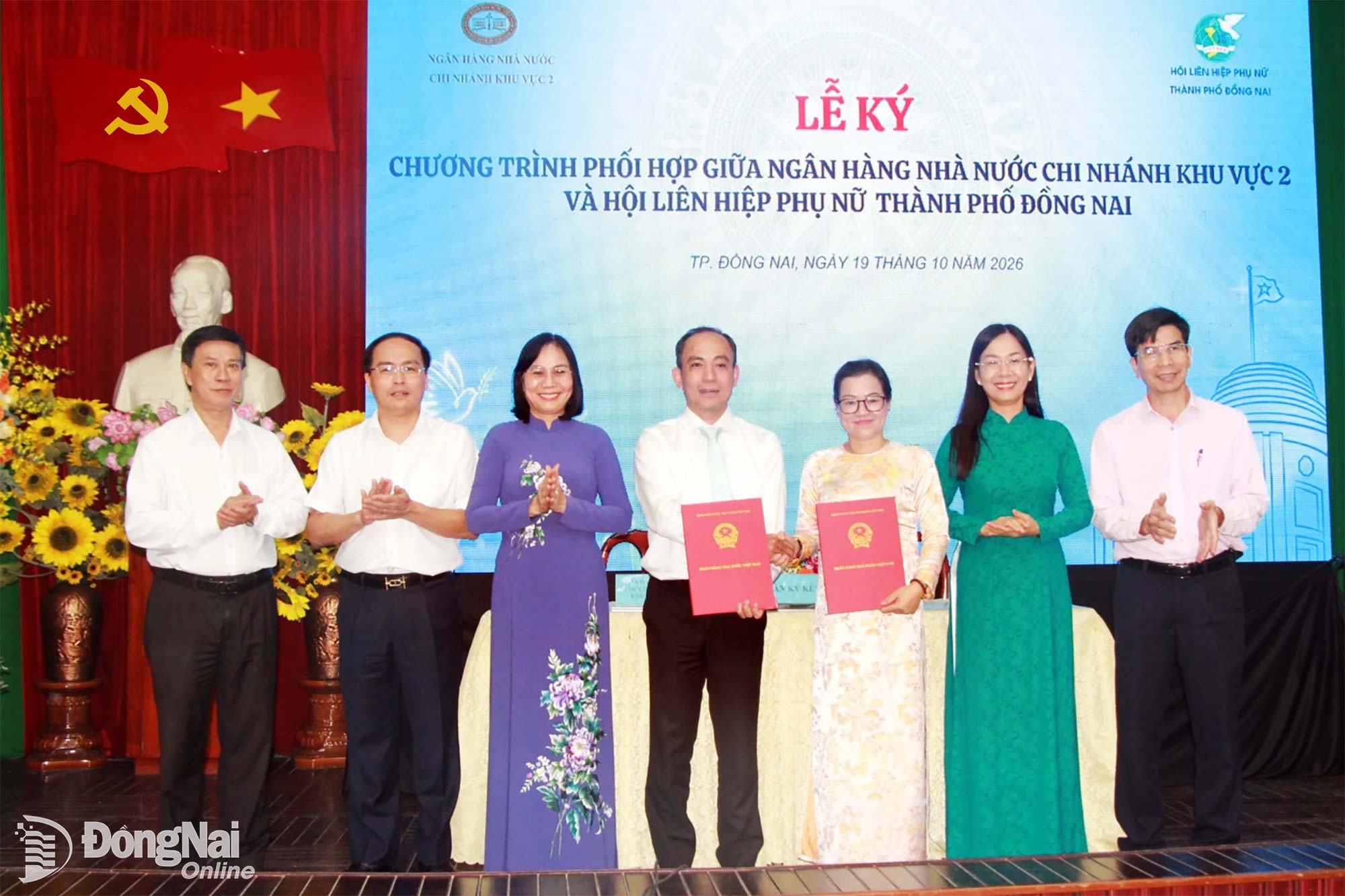 Thành ủy viên, Phó Chủ tịch UBND thành phố Nguyễn Thị Hoàng (thứ 3 từ trái sang) và Thành ủy viên, Phó Chủ tịch Ủy ban MTTQ Việt Nam thành phố, Chủ tịch Hội Liên hiệp Phụ nữ thành phố Lê Thị Thanh Loan (thứ 2 từ phải sang) chụp hình với các đại biểu sau khi ký kết. Ảnh: Nga Sơn

