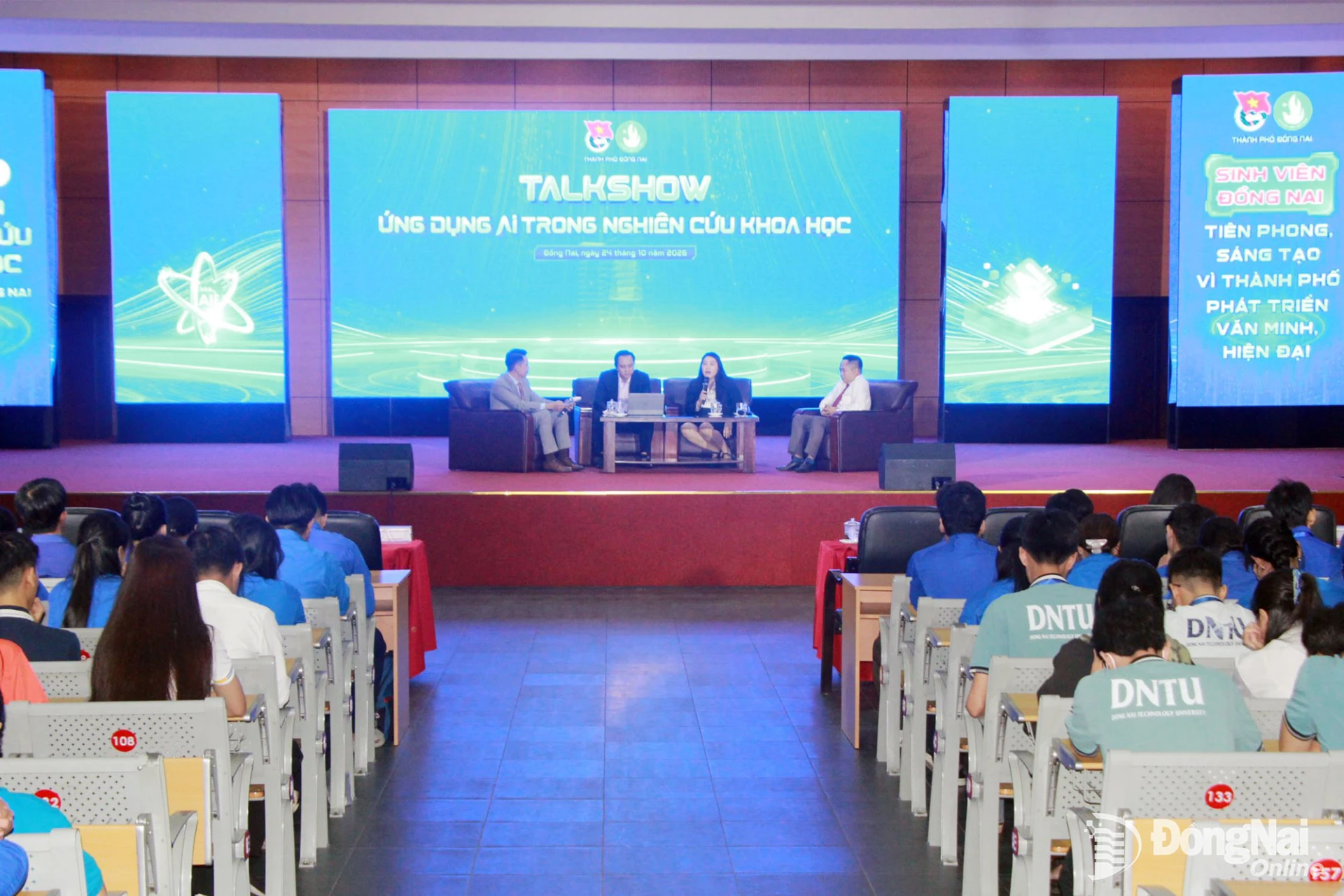 Các diễn giả trao đổi tại Talkshow Ứng dụng AI trong nghiên cứu khoa học. Ảnh: Nga Sơn