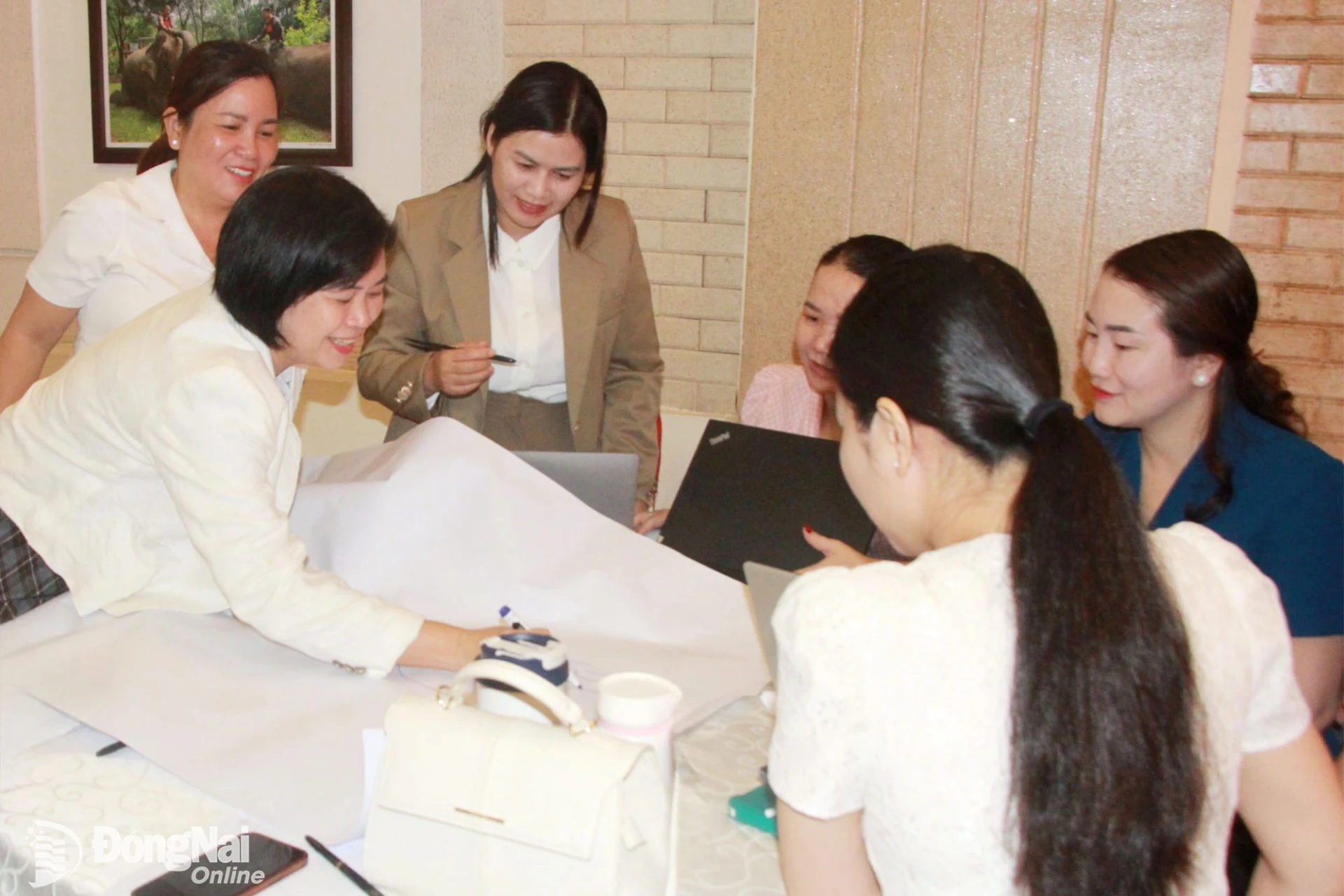 Cán bộ hội các cấp tham gia các hoạt động nhóm trong khuôn khổ chương trình tập huấn. Ảnh: Nga Sơn