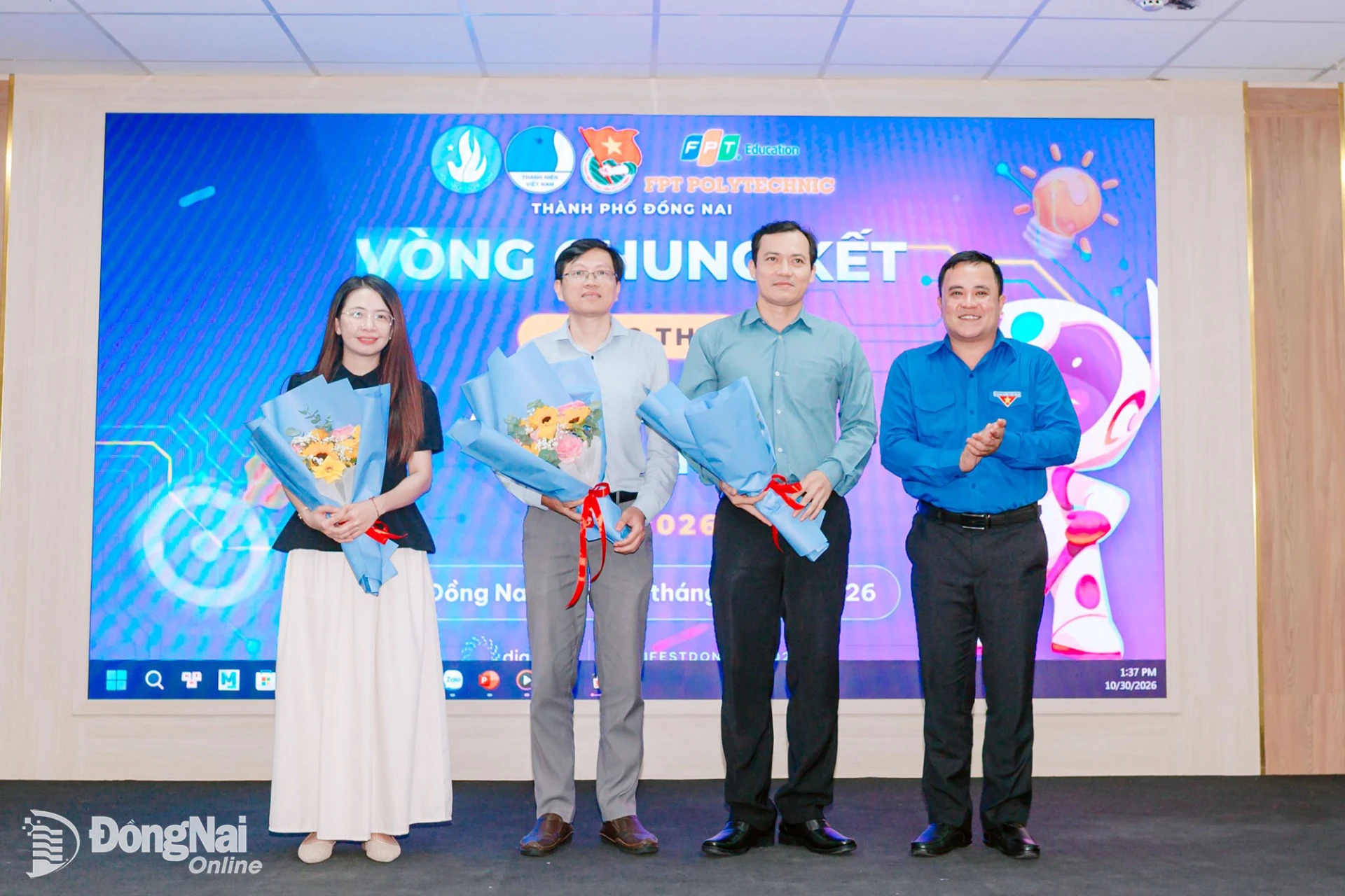Phó Bí thư Thành đoàn Nguyễn Hiếu Trung tặng hoa Ban giám khảo cuộc thi. Ảnh: ĐVCC