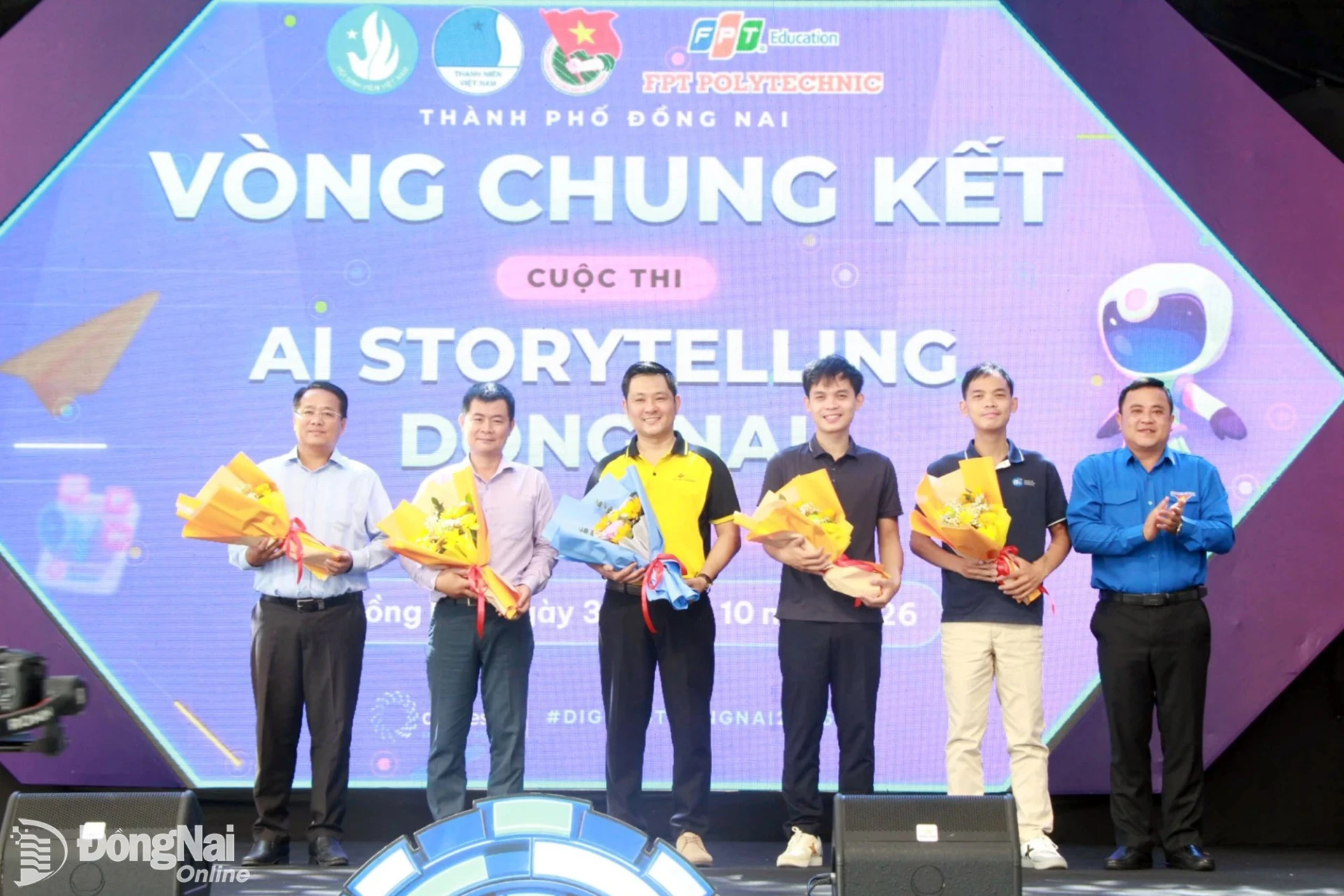Phó Bí thư Thành đoàn Nguyễn Hiếu Trung (bìa phải) tặng hoa các thành viên Ban giám khảo. Ảnh: Nga Sơn
