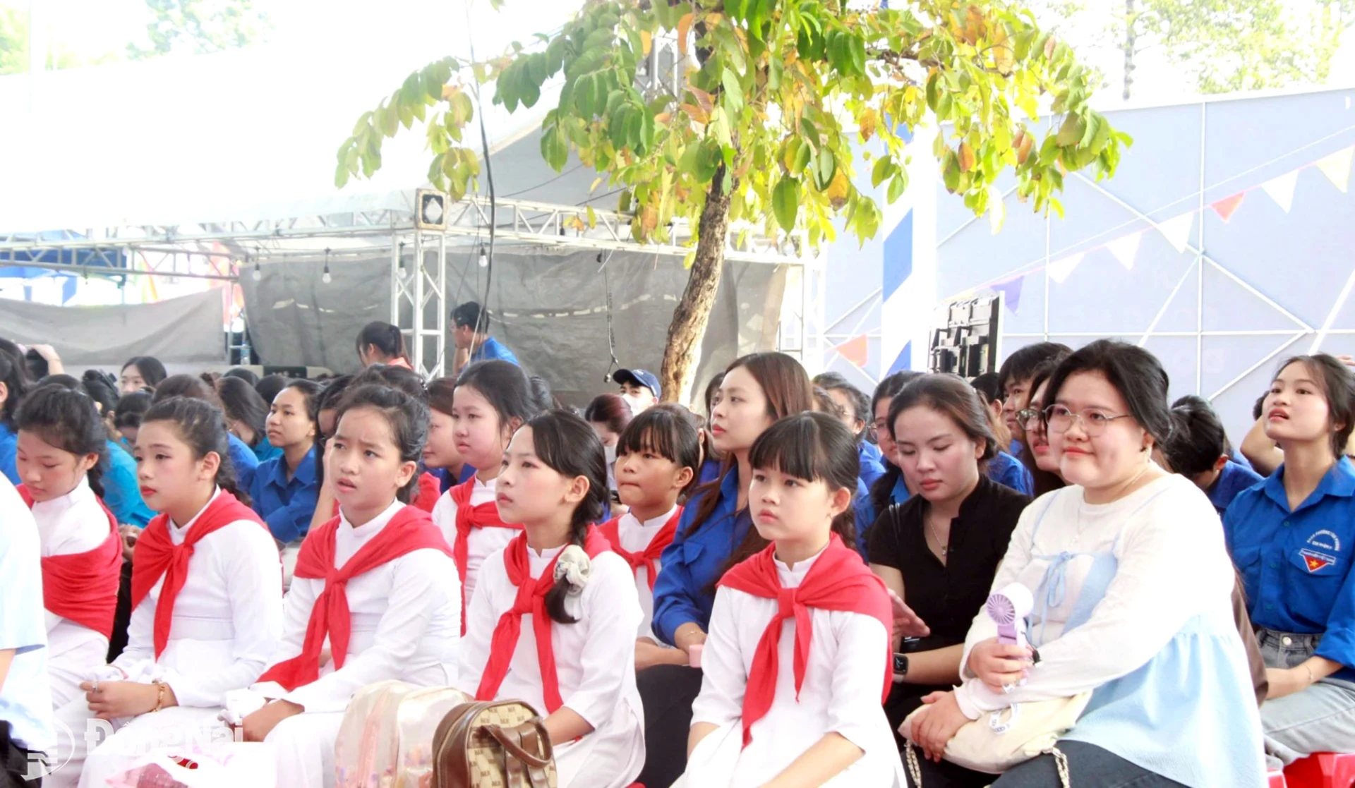Đông đảo cổ động viên theo dõi và cổ vũ cho các thí sinh/nhóm thí sinh tham gia vòng chung kết cuộc thi. Ảnh: Nga Sơn

