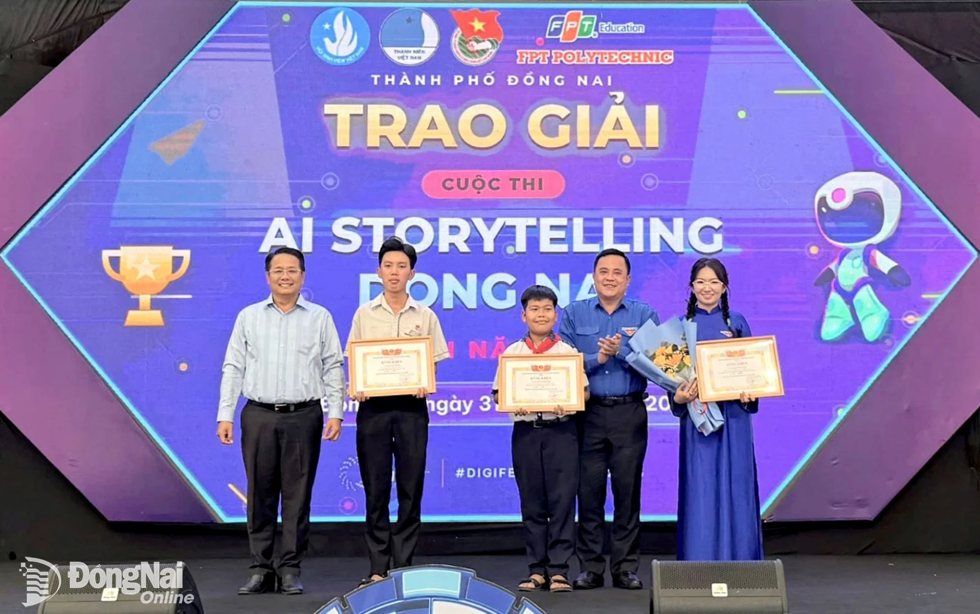 Thí sinh Nguyễn Thị Hồng Hạnh (bìa phải) đoạt giải nhất cuộc thi. Ảnh: CTV

