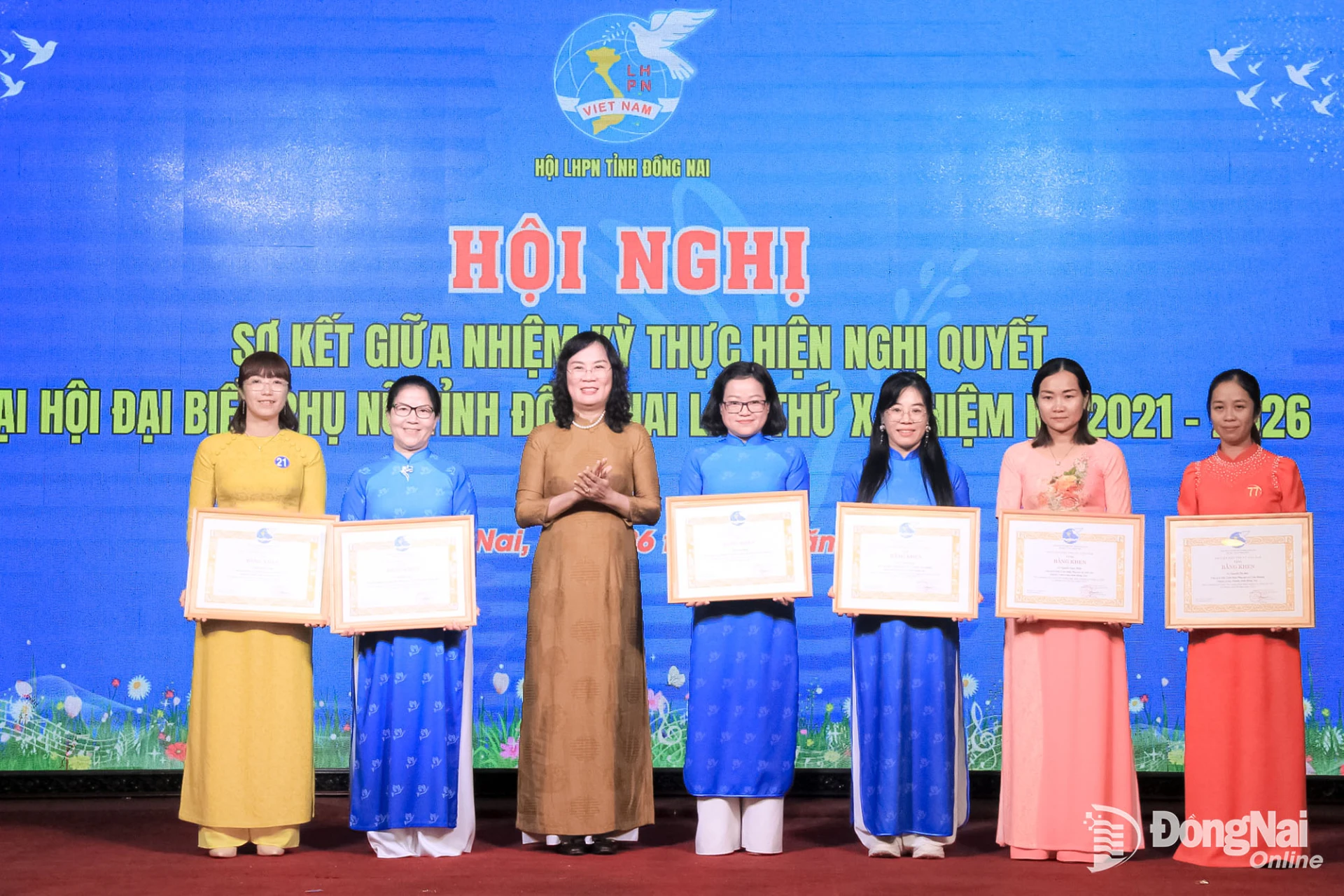 Vu Thi Huong (third from right), Member of the Standing Committee of the Dong Nai City Women’s Union, Deputy Head of the city’s Women’s Affairs Department, receives a certificate of merit from the Central Committee of the Vietnam Women’s Union at a mid-term review conference. Photo: Nga Son.

