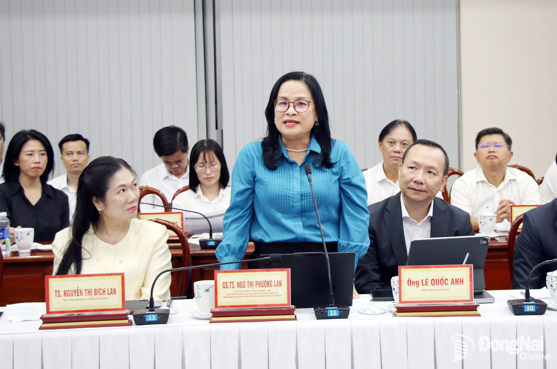 GS.TS Ngô Thị Phương Lan, Hiệu trưởng Trường đại học Khoa học Xã hội và Nhân văn (Đại học Quốc gia Thành phố Hồ Chí Minh), thành viên Tổ Tư vấn kinh tế - xã hội của thành phố Đồng Nai chia sẻ ý kiến tại tọa đàm. Ảnh: Hải Quân
