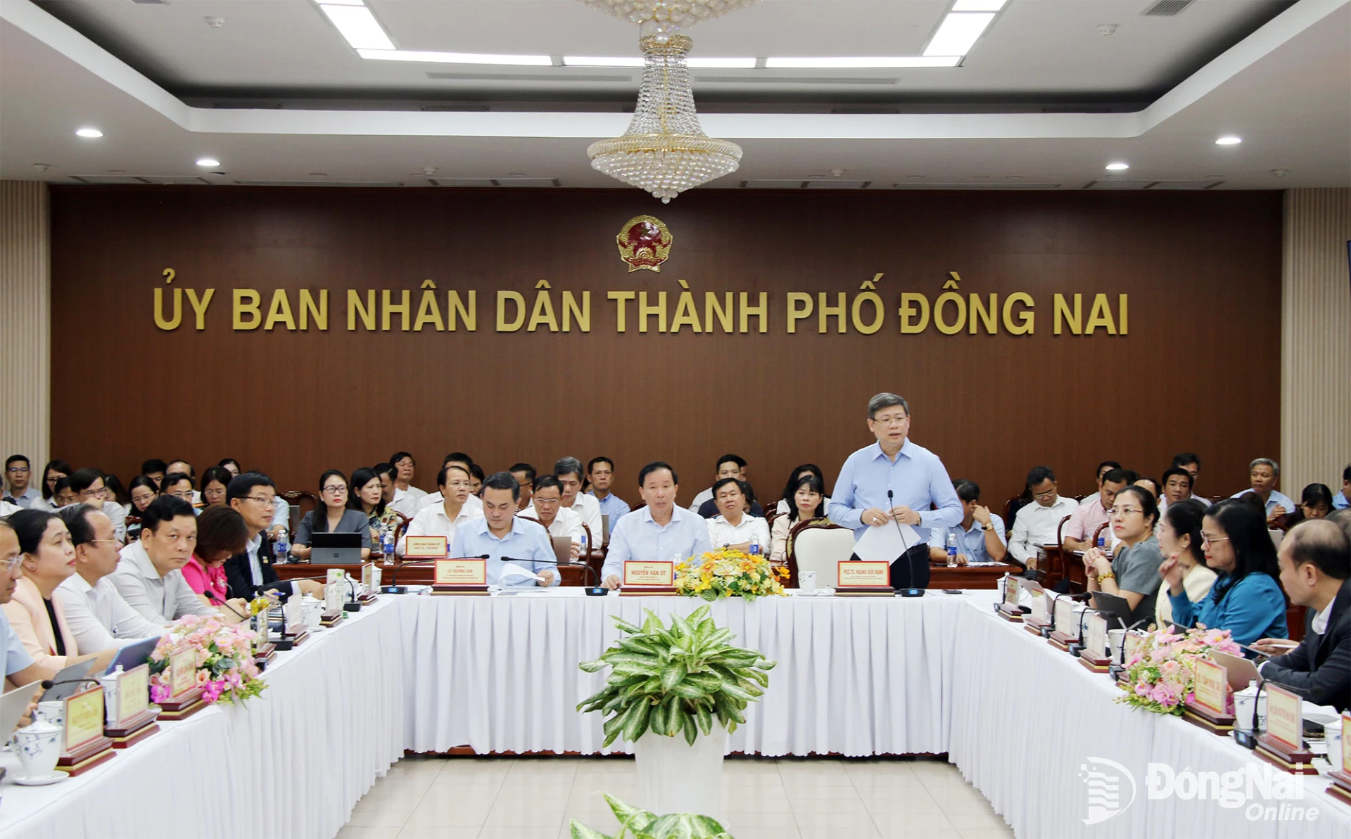 PGS.TS Hoàng Hữu Hạnh, Phó Cục trưởng Cục Chuyển đổi số quốc gia (Bộ Khoa học và Công nghệ) điều phối các nội dung của chương trình tọa đàm. Ảnh: Hải Quân