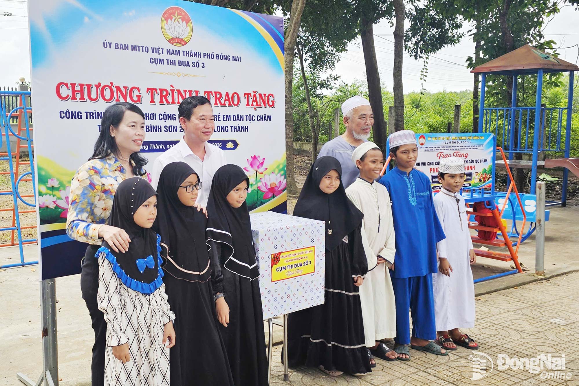Đại diện Cụm thi đua số 3 Ủy ban MTTQ Việt Nam thành phố tặng công trình khu vui chơi cộng đồng cho thiếu nhi dân tộc Chăm, khu phố Bình Sơn 2 (phường Long Thành). Ảnh: C.T.V

