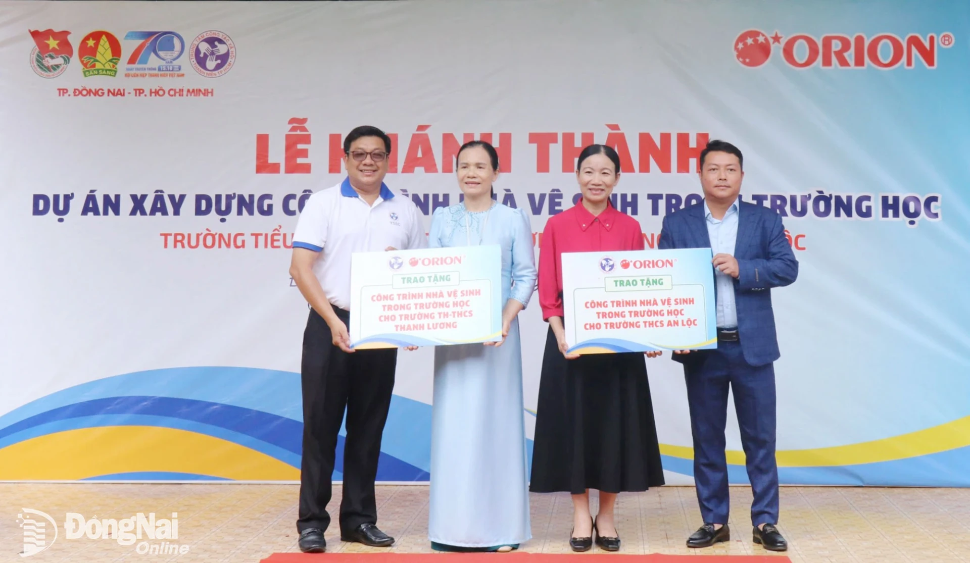 Trung tâm Công tác xã hội Thanh niên Thành phố Hồ Chí Minh và Công ty TNHH Thực phẩm ORION VINA trao bảng tượng trưng nguồn lực công trình cho Trường TH-THCS Thanh Lương và Trường THCS An Lộc. Ảnh: Ngọc Huyền
