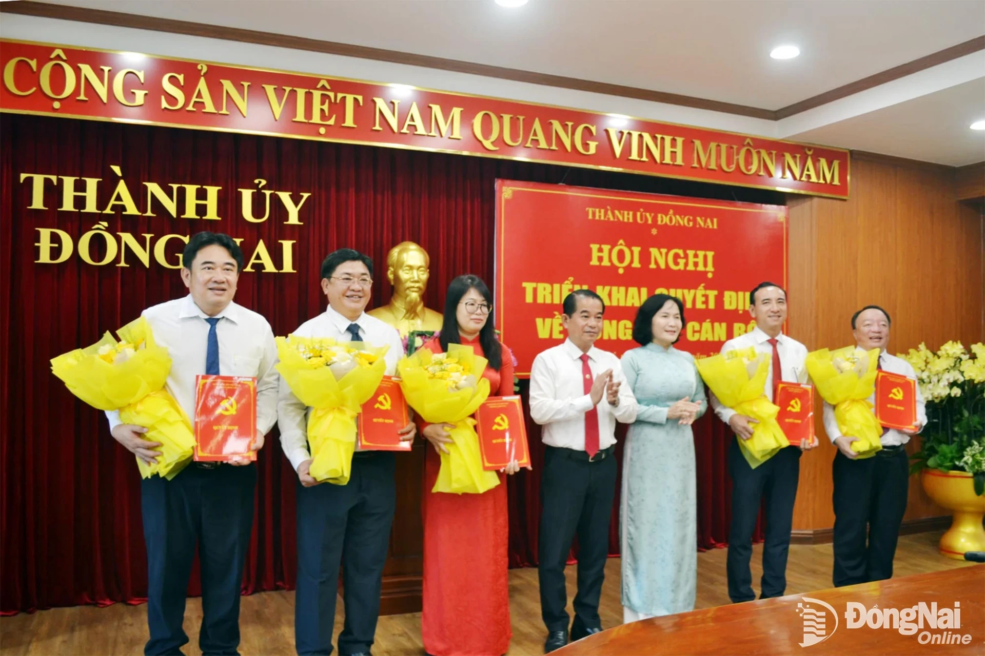 Phó Bí thư Thành ủy, Trưởng ban Tổ chức Thành ủy Thái Bảo và Thành ủy viên, Phó Chủ tịch UBND thành phố Nguyễn Thị Cát Tiên chúc mừng các đồng chí nhận quyết định về công tác cán bộ. Ảnh: Phương Hằng