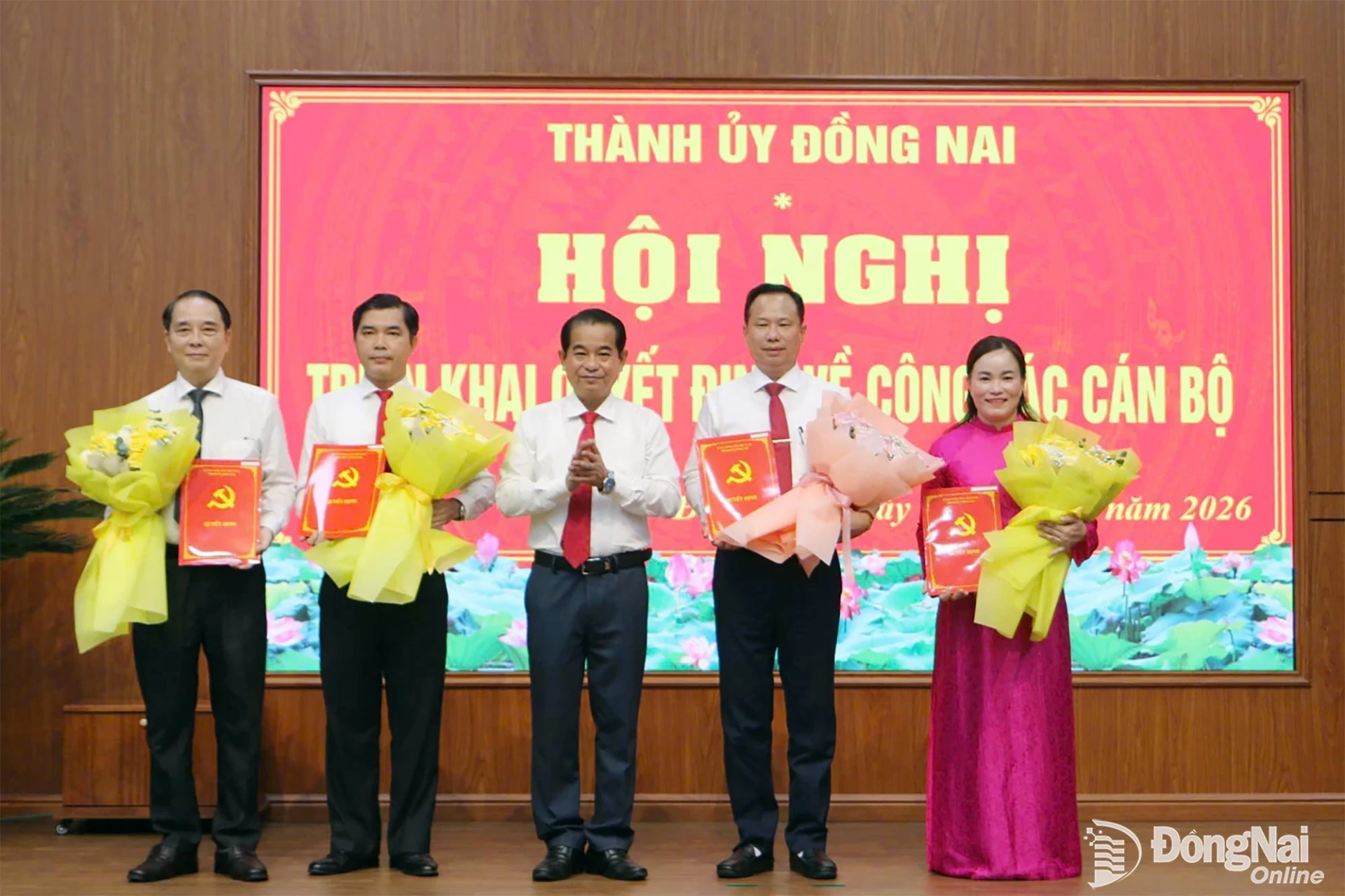 Phó Bí thư Thành ủy, Trưởng ban Tổ chức Thành ủy Thái Bảo trao quyết định của Ban Thường vụ Thành ủy và chúc mừng các cán bộ được nhận nhiệm vụ công tác mới. Ảnh: Văn Truyên