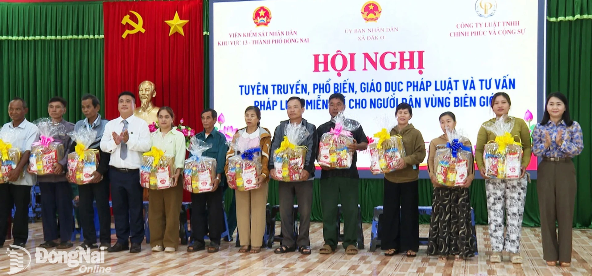 Lãnh đạo Viện Kiểm sát nhân dân Khu vực 13 - thành phố Đồng Nai, UBND xã Đăk Ơ, Công ty Luật TNHH Chính Phúc và Cộng sự trao quà cho người dân xã Đăk Ơ. Ảnh: Trương Hiện

