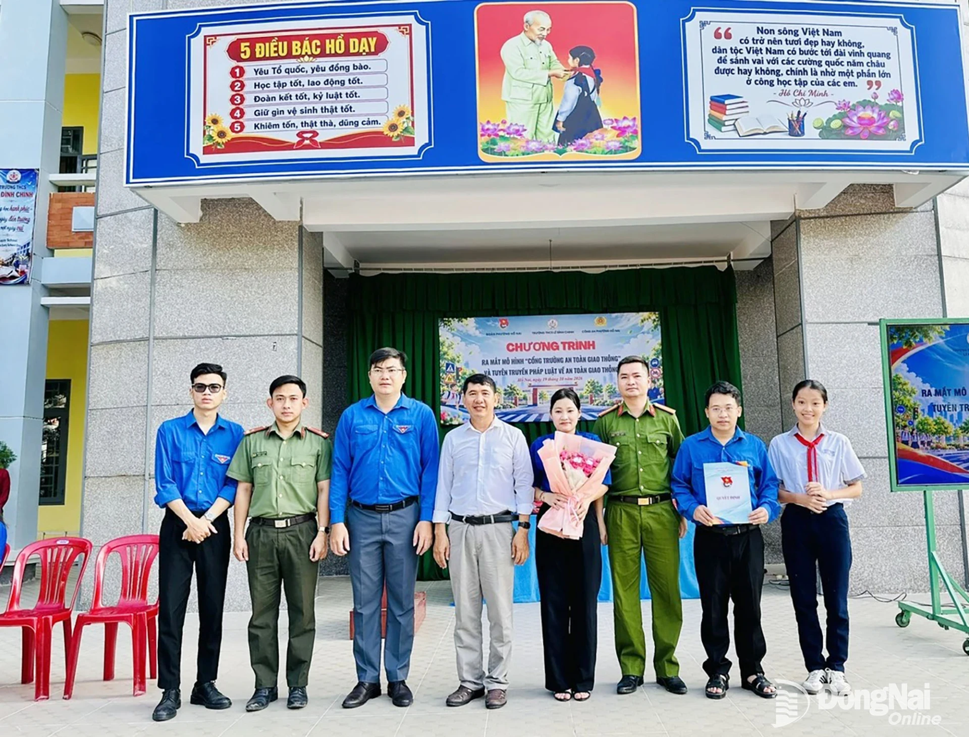 Phó Chủ tịch Ủy ban MTTQ Việt Nam phường, Bí thư Đoàn Thanh niên phường Hố Nai Nguyễn Thế Anh trao quyết định thành lập mô hình “Cổng trường an toàn giao thông” tại Trường THCS Lê Đình Chinh. Ảnh: Hồng Mỹ