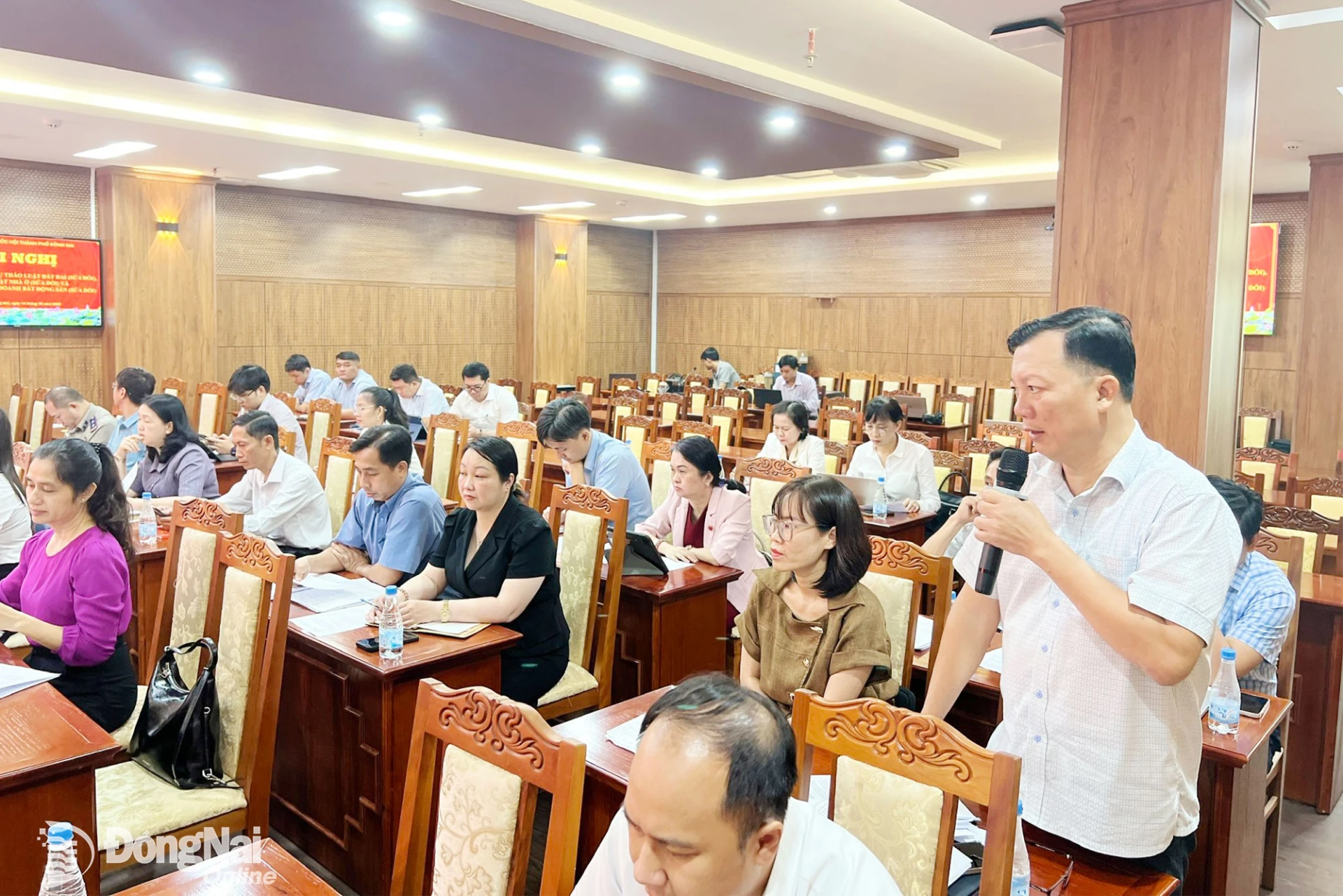 Phó Giám đốc Trung tâm Phát triển quỹ đất thành phố Chu Tiến Dũng đóng góp ý kiến cho Dự thảo Luật Đất đai (sửa đổi). Ảnh: Kim Liễu  