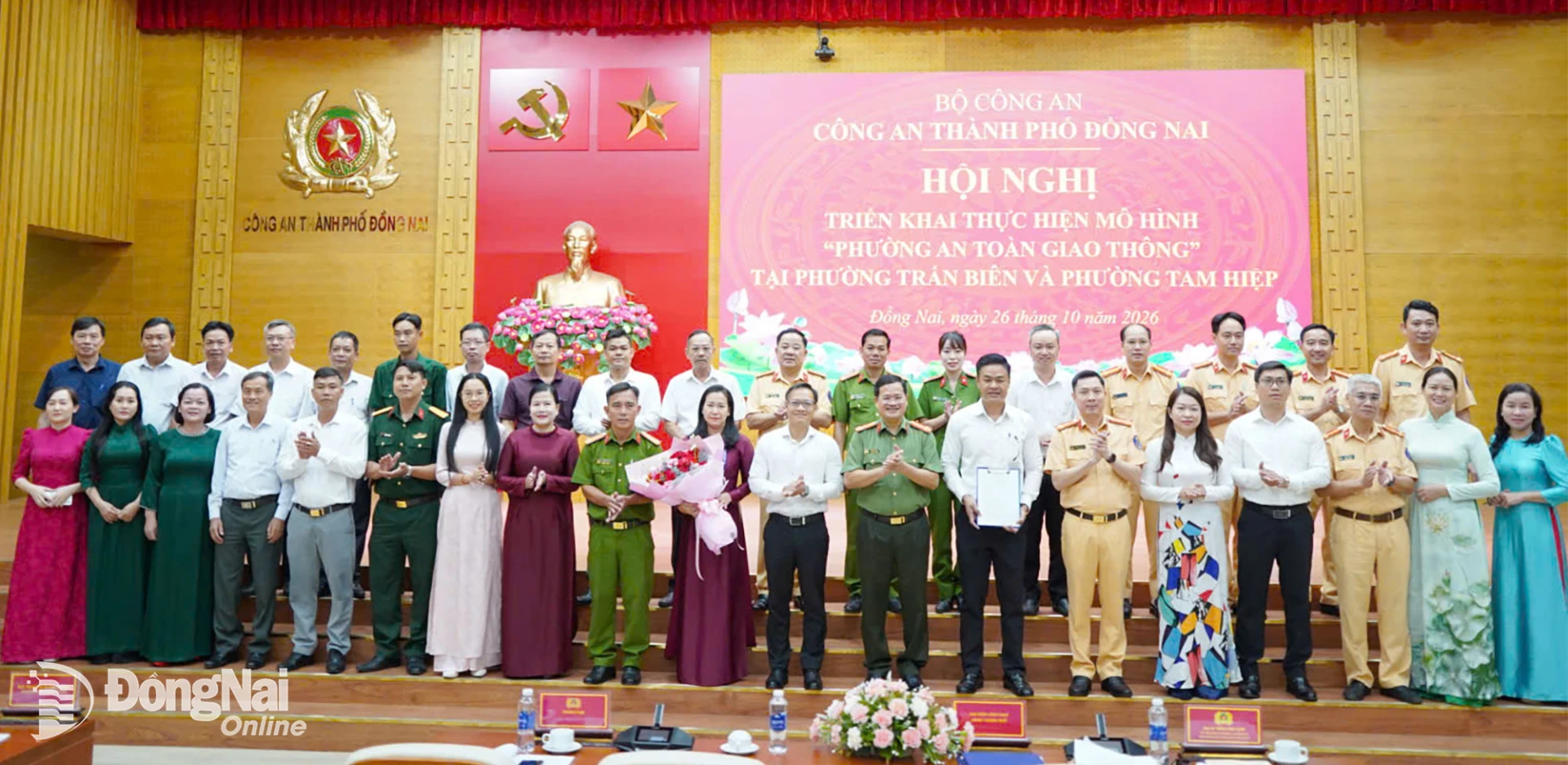 Đại tá Phạm Việt Công, Phó Cục trưởng Cục Cảnh sát giao thông và Đại tá Trần Anh Sơn, Ủy viên Ban Thường vụ Đảng ủy, Phó Giám đốc Công an thành phố cùng đại diện các đơn vị liên quan trao quyết định thành lập Ban Chỉ đạo xây dựng và triển khai mô hình “Phường an toàn giao thông” tại Trấn Biên và Tam Hiệp. Ảnh: Lê Duy