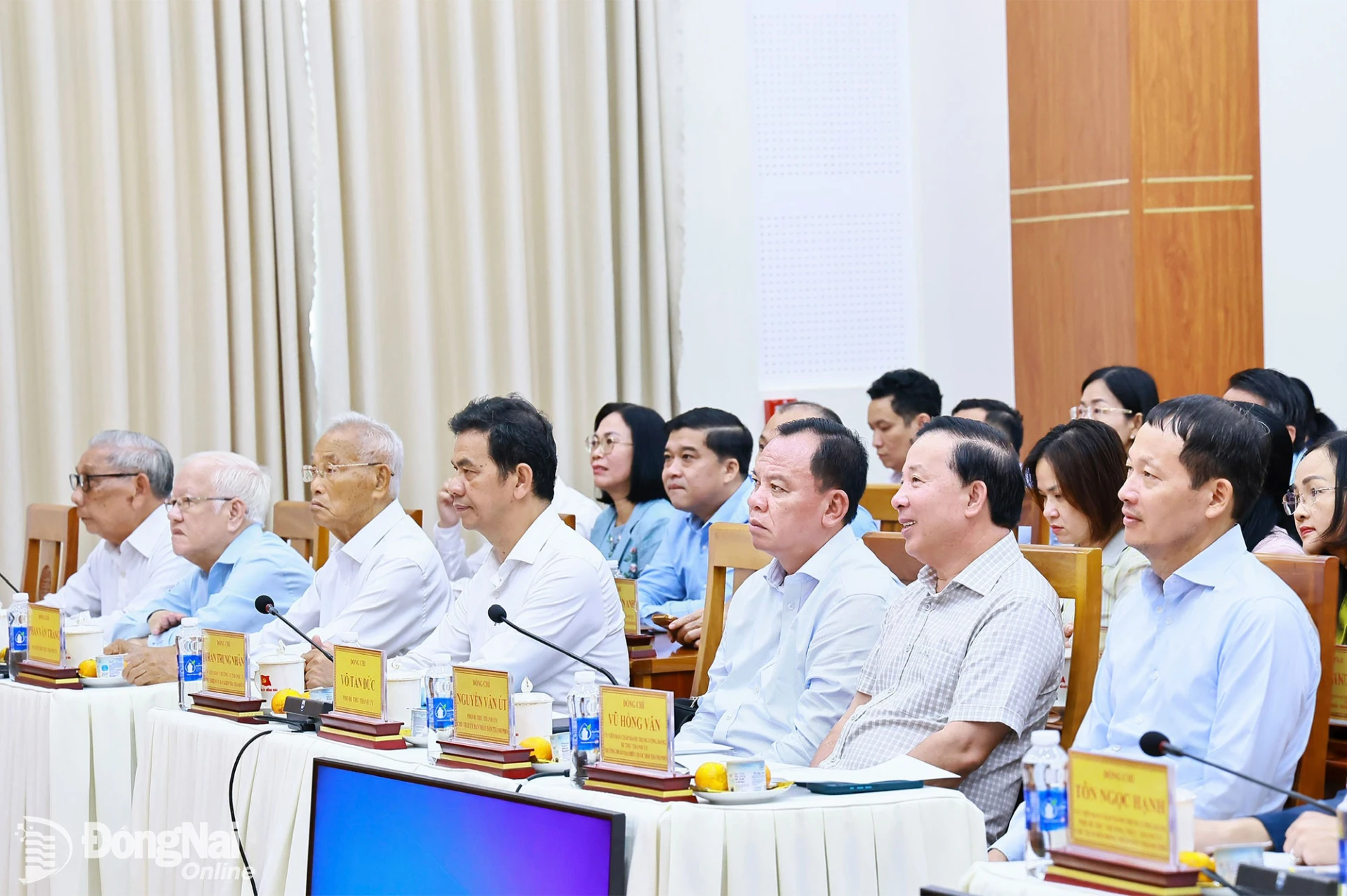 Các đồng chí lãnh đạo thành phố Đồng Nai dự tại điểm cầu Thành ủy Đồng Nai. Ảnh: Công Nghĩa