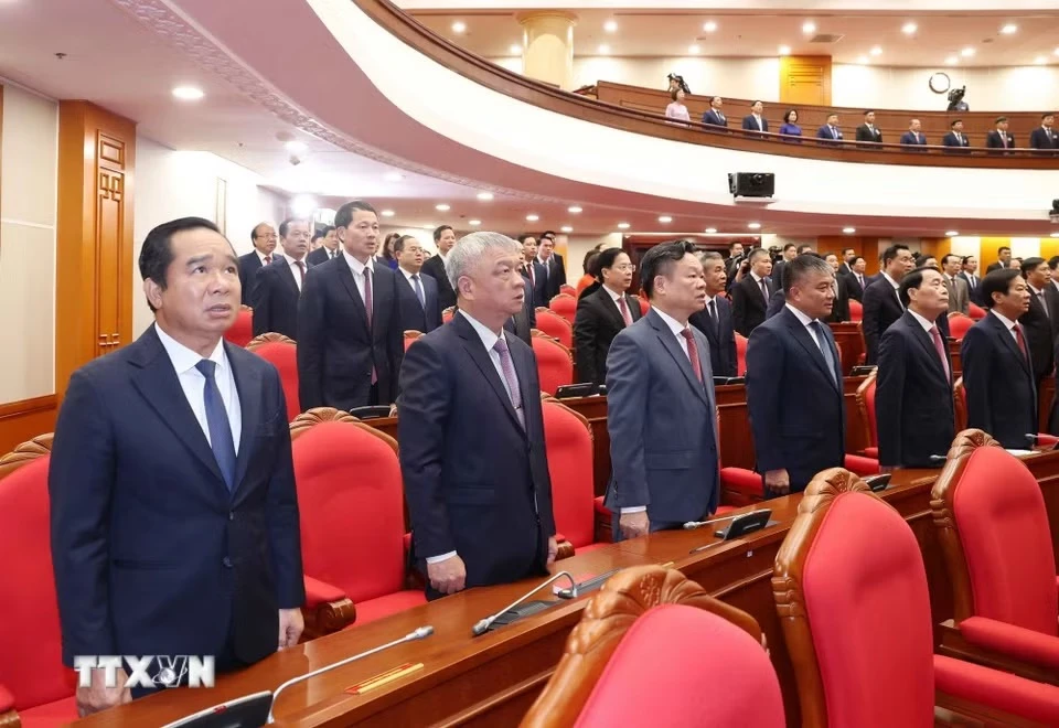 Các đại biểu thực hiện nghi lễ chào cờ. (Ảnh: Thống Nhất/TTXVN) 