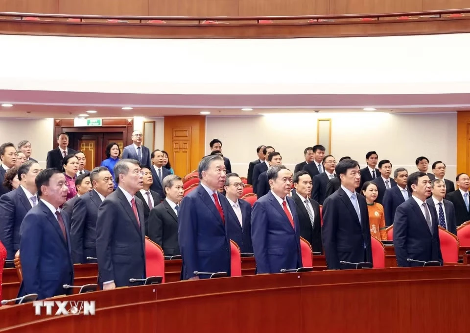 Tổng Bí thư, Chủ tịch nước Tô Lâm và các đại biểu thực hiện nghi lễ chào cờ. (Ảnh: Thống Nhất/TTXVN) 
