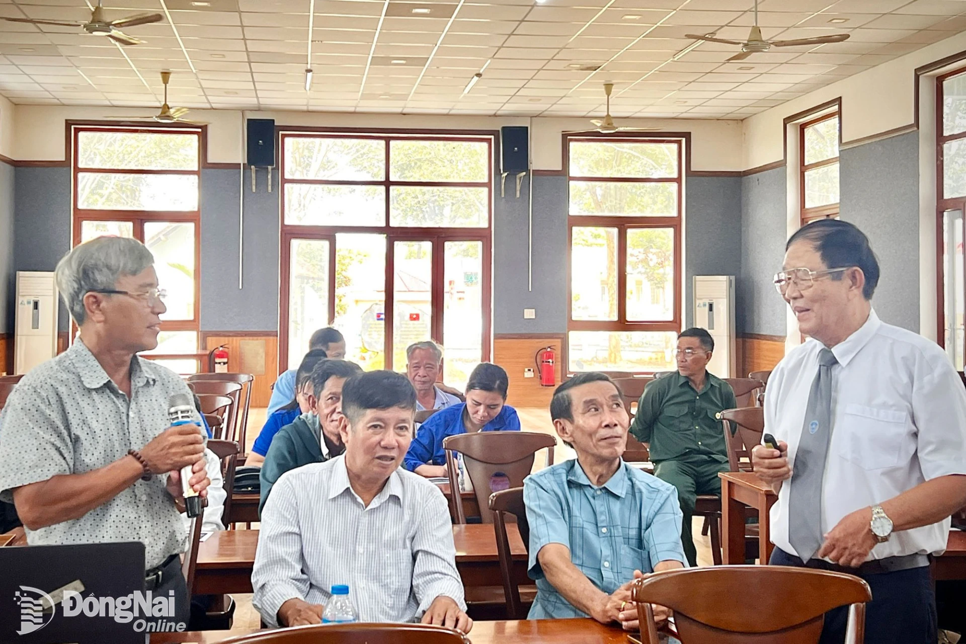 Người dân xã Lộc Thạnh trao đổi tại buổi tuyên truyền, tư vấn pháp luật. Ảnh: Thanh Tuyền