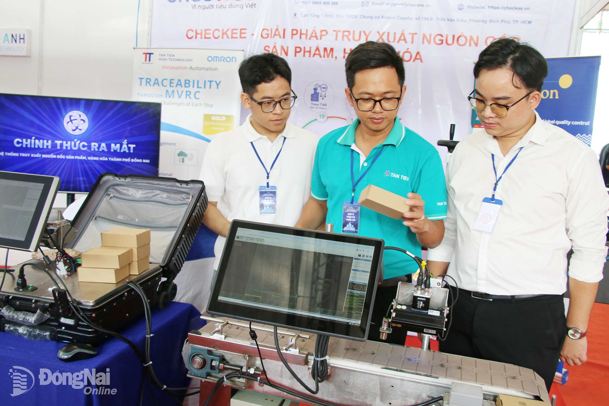 Người dân tham quan gian hàng giới thiệu các sản phẩm công nghệ về truy xuất nguồn gốc hàng hóa tại triển lãm DIGIFEST Đồng Nai 2026. Ảnh: Hải Quân
