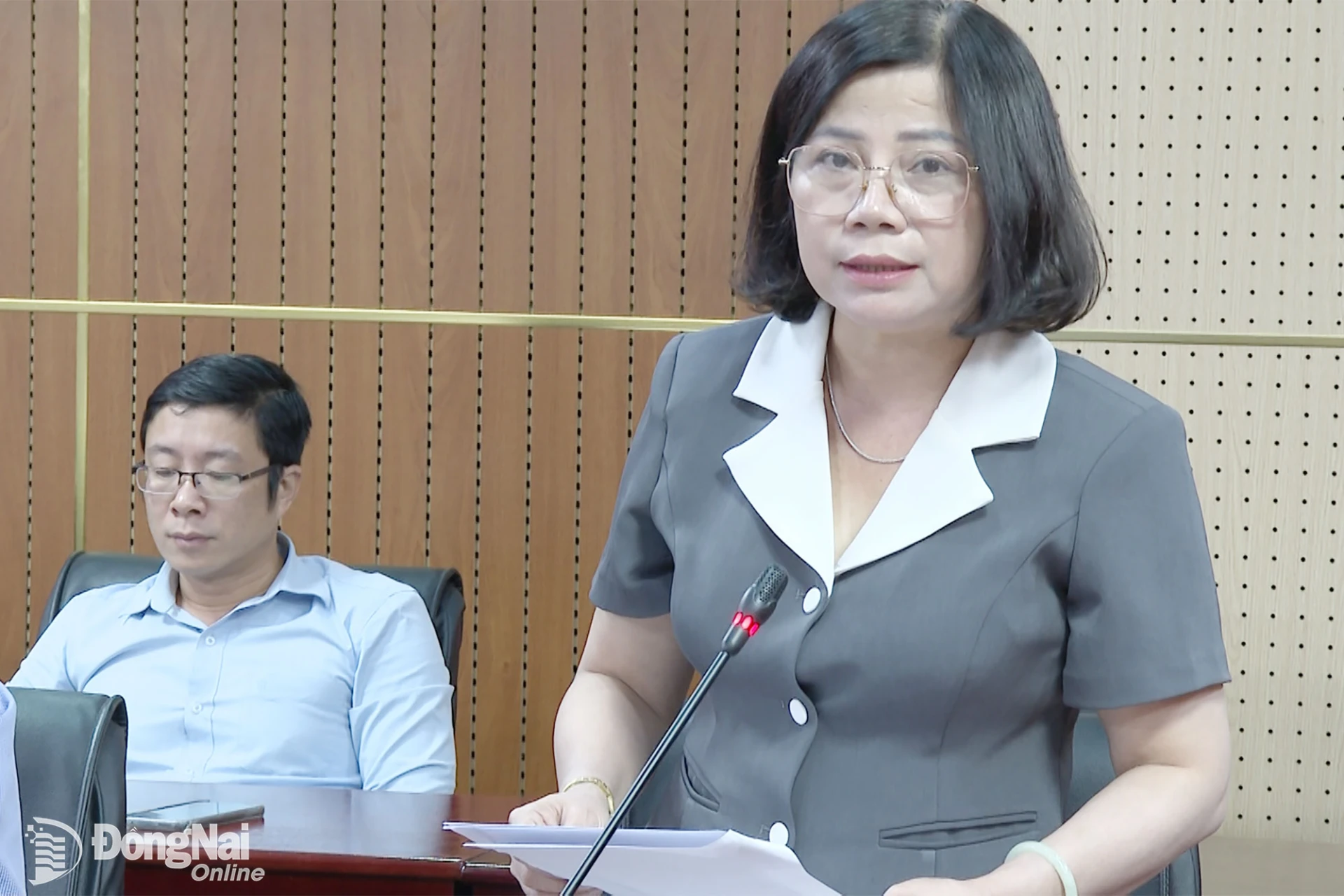 Phó Giám đốc Sở Nông nghiệp và Môi trường Lê Thị Ánh Tuyết báo cáo tiến độ thực hiện xây dựng nông thôn mới tại 6 xã phấn đấu về đích năm 2026. Ảnh: Văn Đoàn