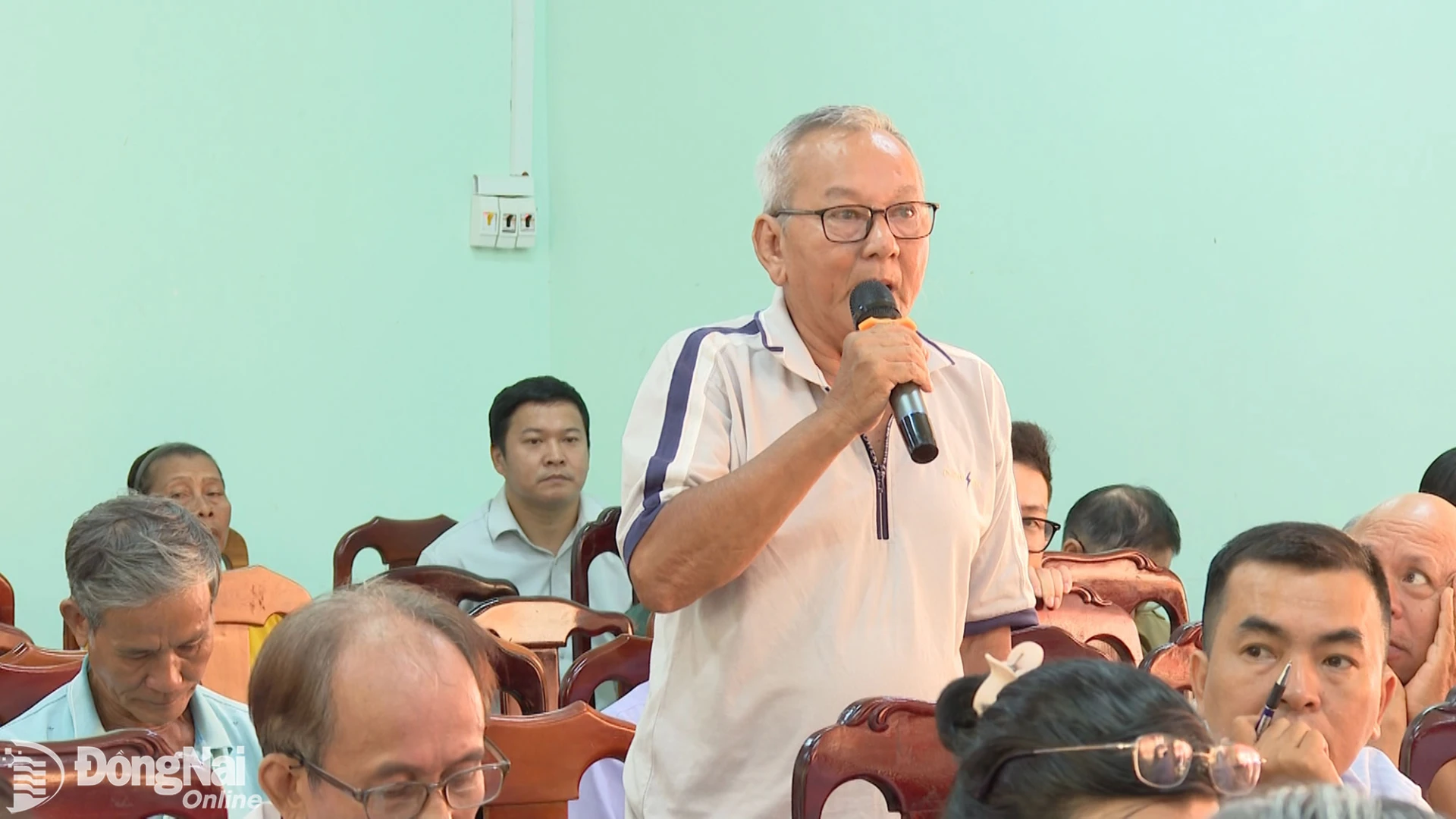 Cử tri phát biểu ý kiến, kiến nghị những vấn đề quan tâm đến Đoàn Đại biểu Quốc hội thành phố. Ảnh: Văn Đoàn
