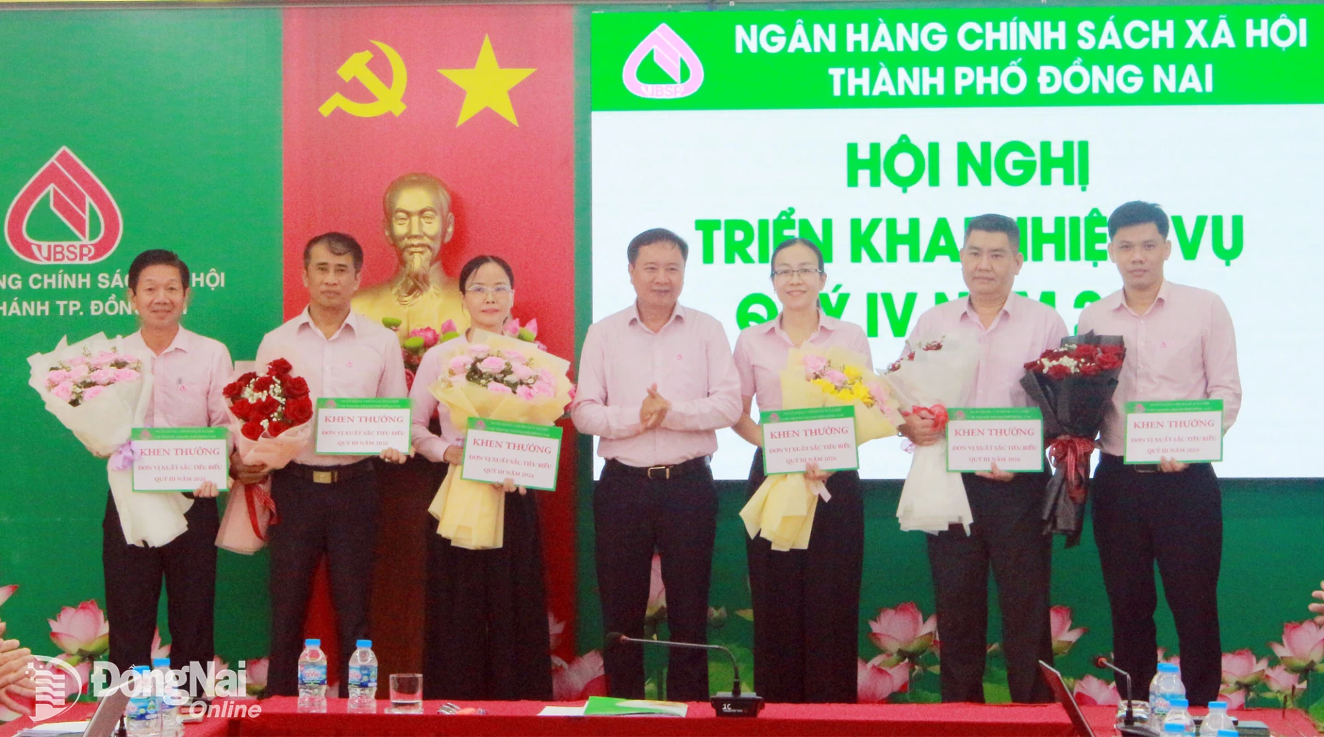 Giám đốc Chi nhánh Ngân hàng Chính sách xã hội thành phố Đồng Nai Lê Bá Chuyên trao khen thưởng cho các đơn vị. Ảnh: N.Hòa