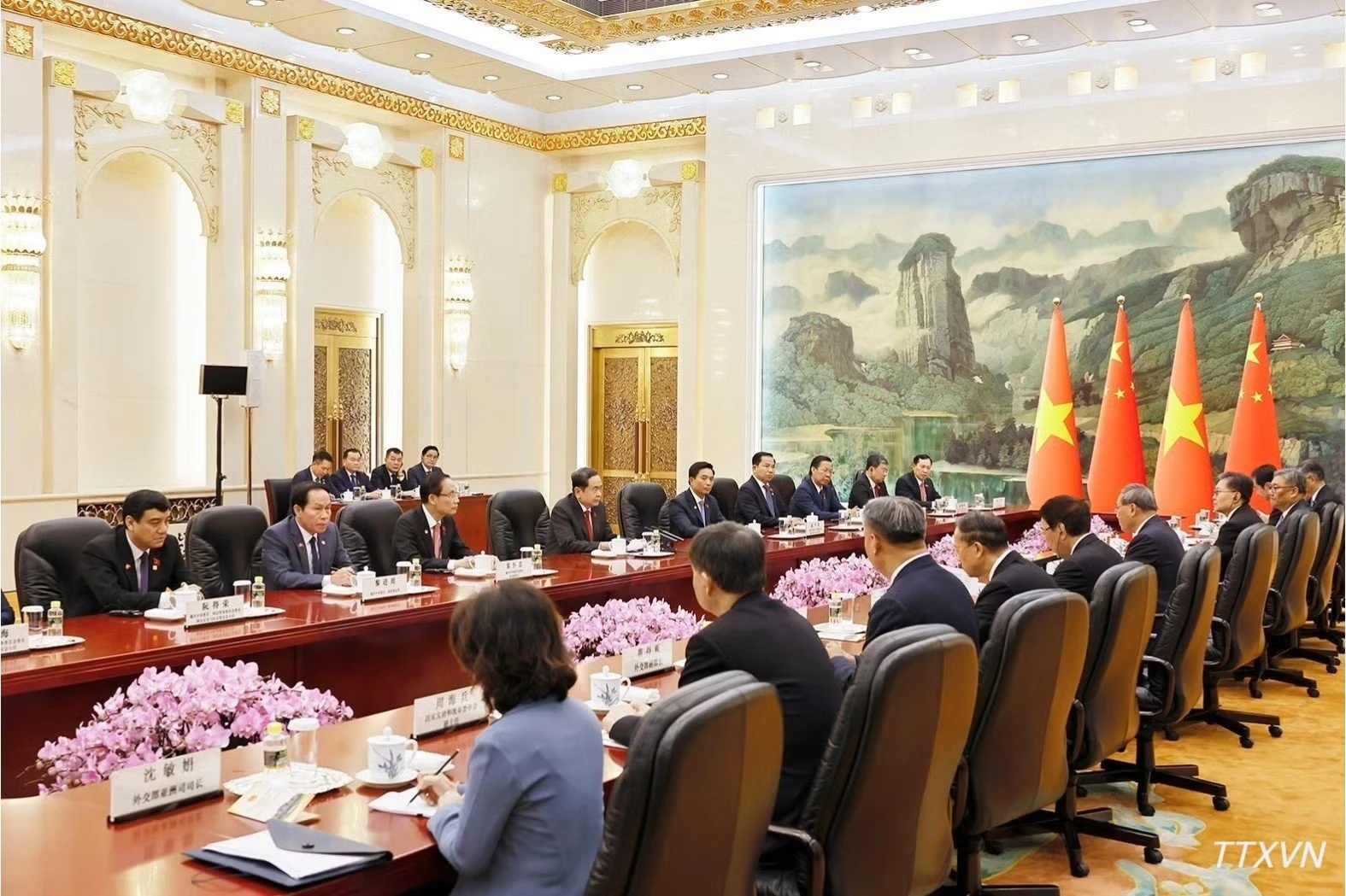 Chủ tịch Quốc hội Trần Thanh Mẫn hội kiến Thủ tướng Trung Quốc Lý Cường. (Ảnh: TTXVN)

