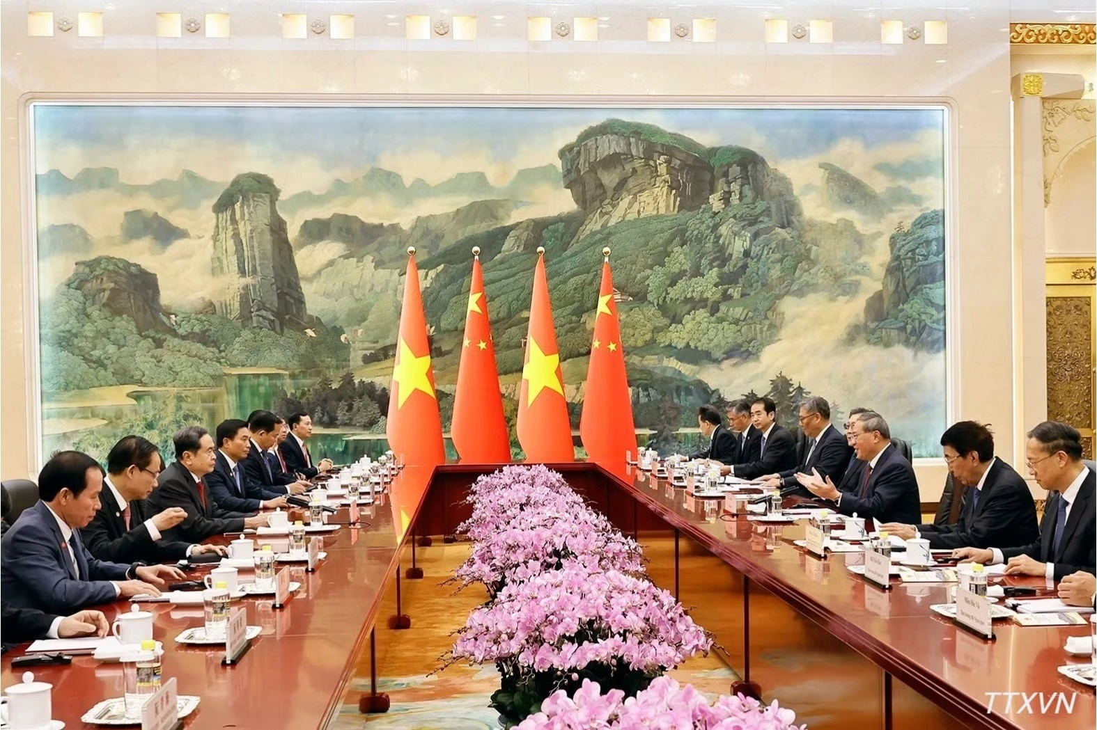 Chủ tịch Quốc hội Trần Thanh Mẫn hội kiến Thủ tướng Trung Quốc Lý Cường. (Ảnh: TTXVN)
