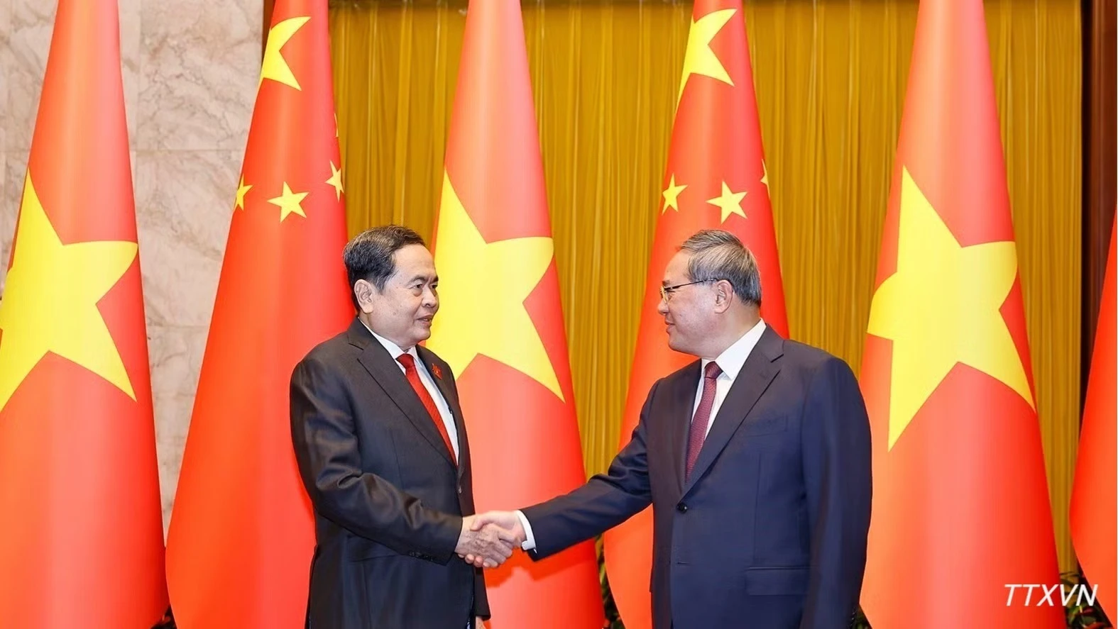 Chủ tịch Quốc hội Trần Thanh Mẫn hội kiến Thủ tướng Trung Quốc Lý Cường. (Ảnh: TTXVN)
