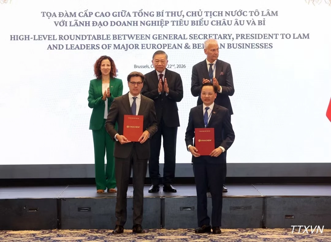Tổng Bí thư, Chủ tịch nước Tô Lâm chứng kiến trao thỏa thuận hợp tác giữa các doanh nghiệp. (Ảnh: TTXVN)