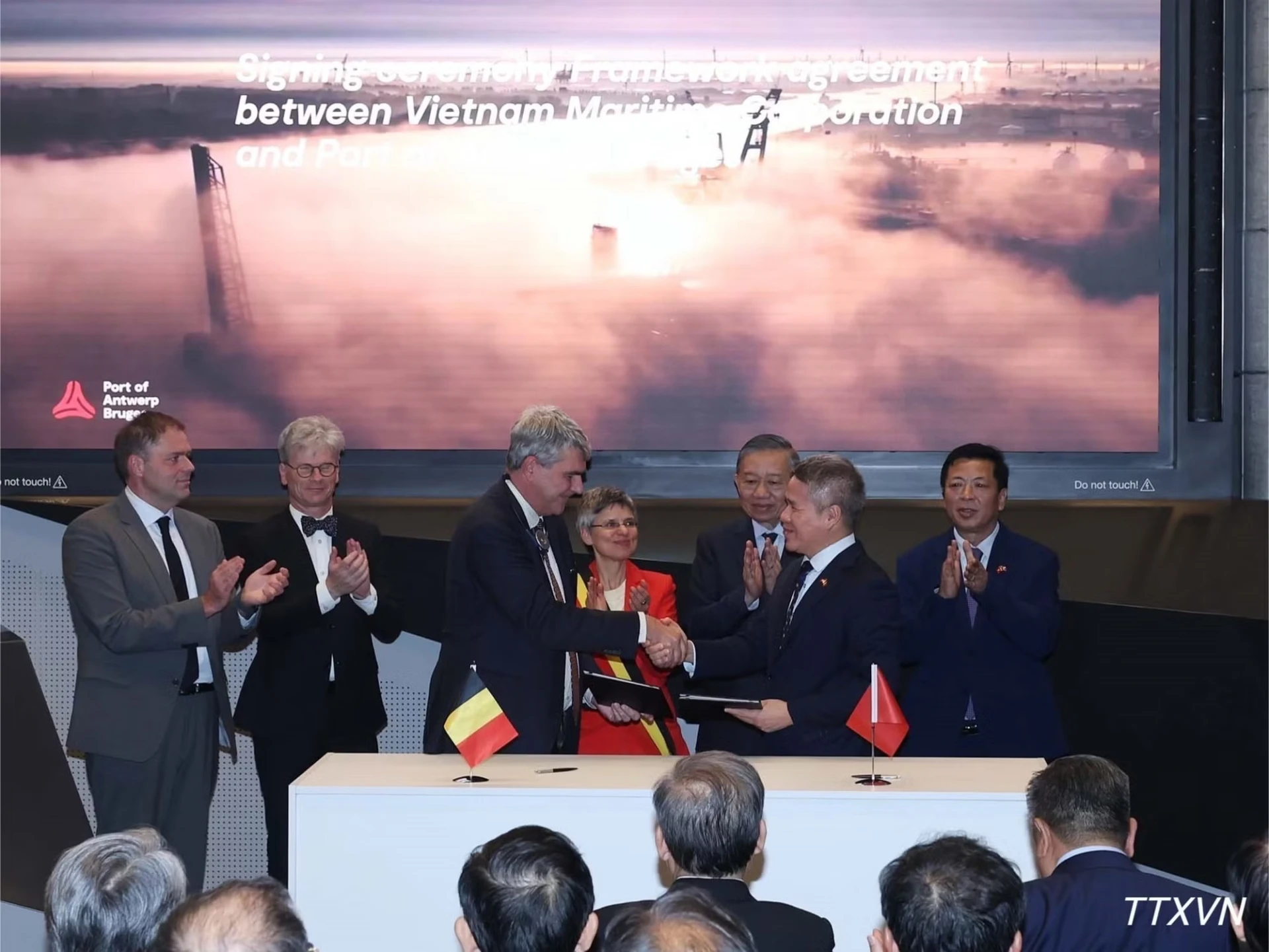 Tổng Bí thư, Chủ tịch nước Tô Lâm chứng kiến lễ ký biên bản ghi nhớ giữa Cảng Antwerp và Tổng công ty Hàng hải Việt Nam. Ảnh: TTXVN
