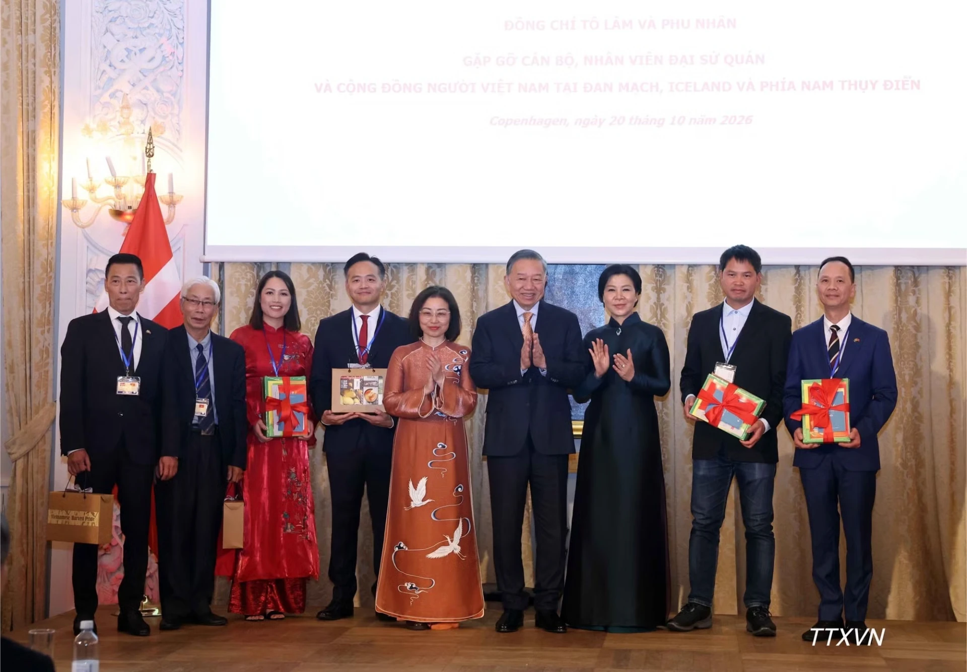 Tổng Bí thư, Chủ tịch nước Tô Lâm và Phu nhân Ngô Phương Ly tặng quà và sách tiếng Việt cho cộng đồng người Việt Nam. (Ảnh: Thống Nhất – TTXVN)

