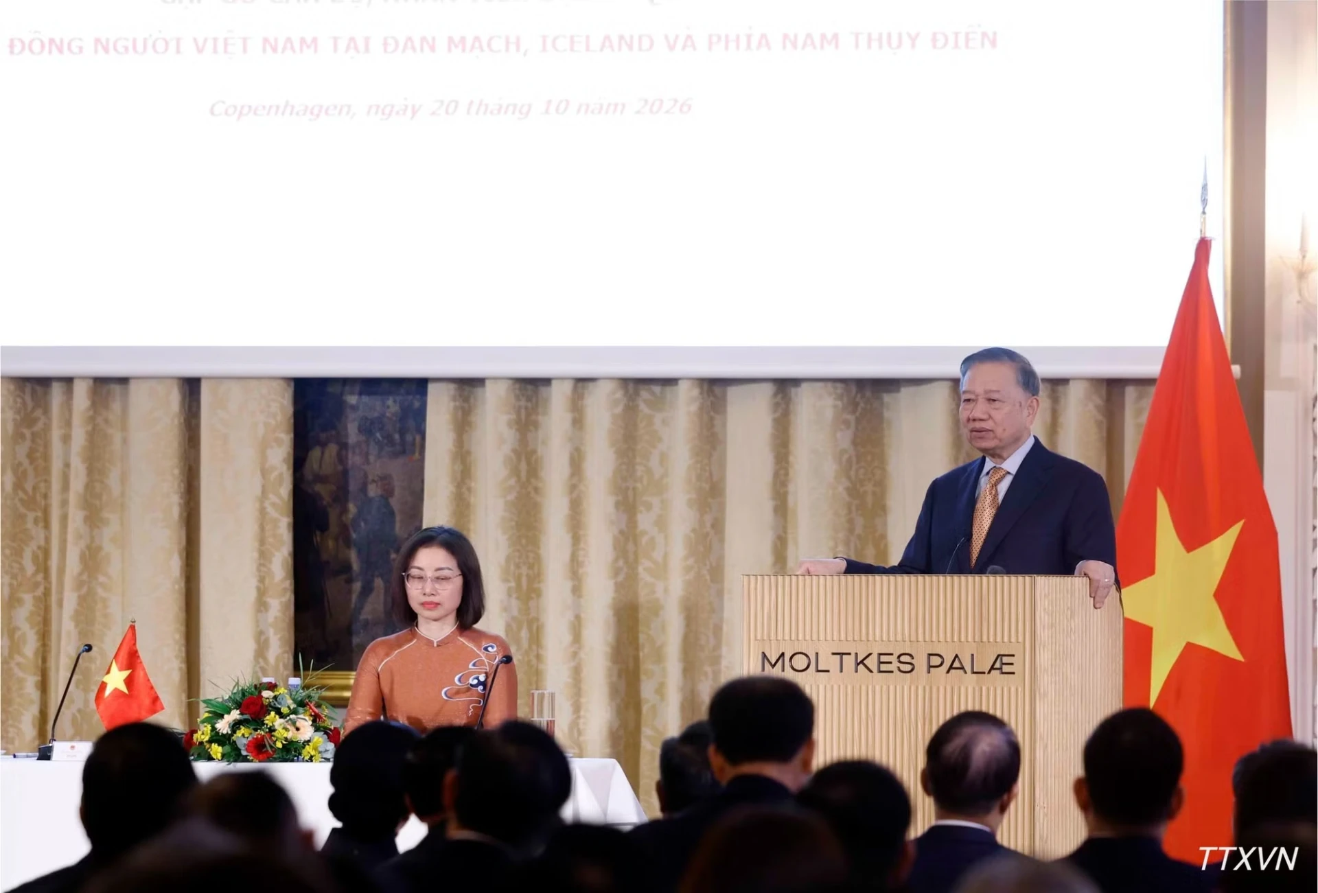 Tổng Bí thư, Chủ tịch nước Tô Lâm nói chuyện thân mật với cán bộ, nhân viên Đại sứ quán Việt Nam tại Đan Mạch và cộng đồng người Việt Nam tại Đan Mạch, Iceland và Nam Thụy Điển. Ảnh: TTXVN