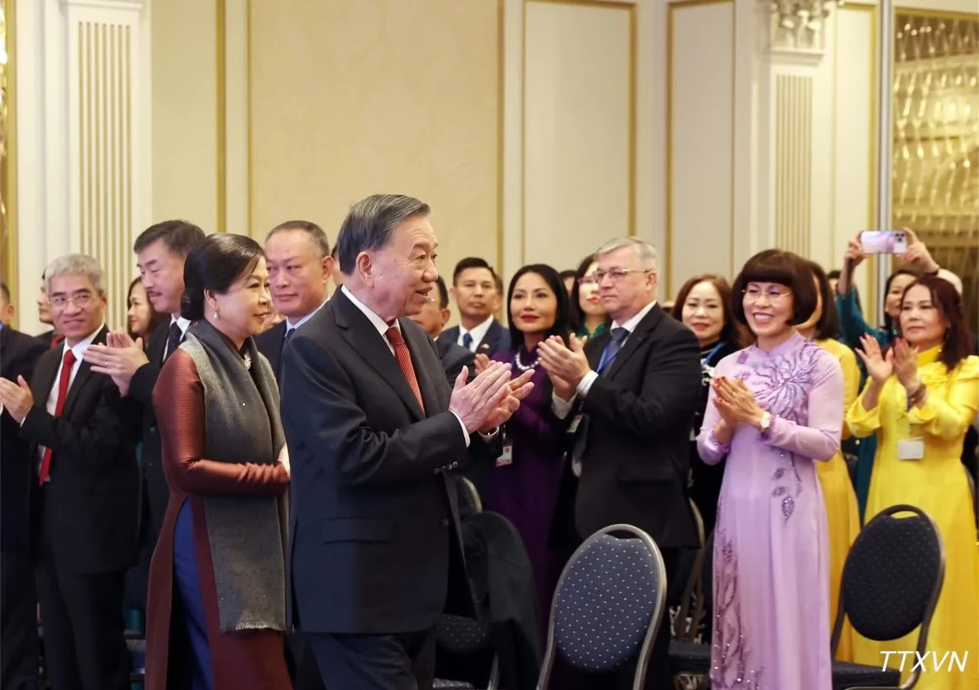 Tổng Bí thư, Chủ tịch nước Tô Lâm và Phu nhân Ngô Phương Ly gặp gỡ cán bộ, nhân viên Đại sứ quán Việt Nam tại Vương quốc Bỉ và đại diện cộng đồng người Việt Nam tại châu Âu.