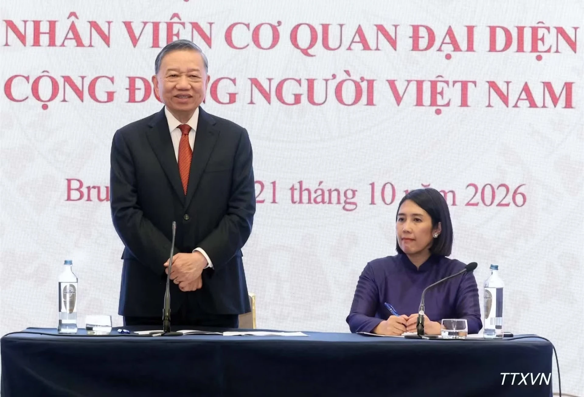 Tổng Bí thư, Chủ tịch nước Tô Lâm nói chuyện thân mật với cán bộ, nhân viên Đại sứ quán Việt Nam tại Bỉ và đại diện cộng đồng người Việt Nam tại châu Âu.
