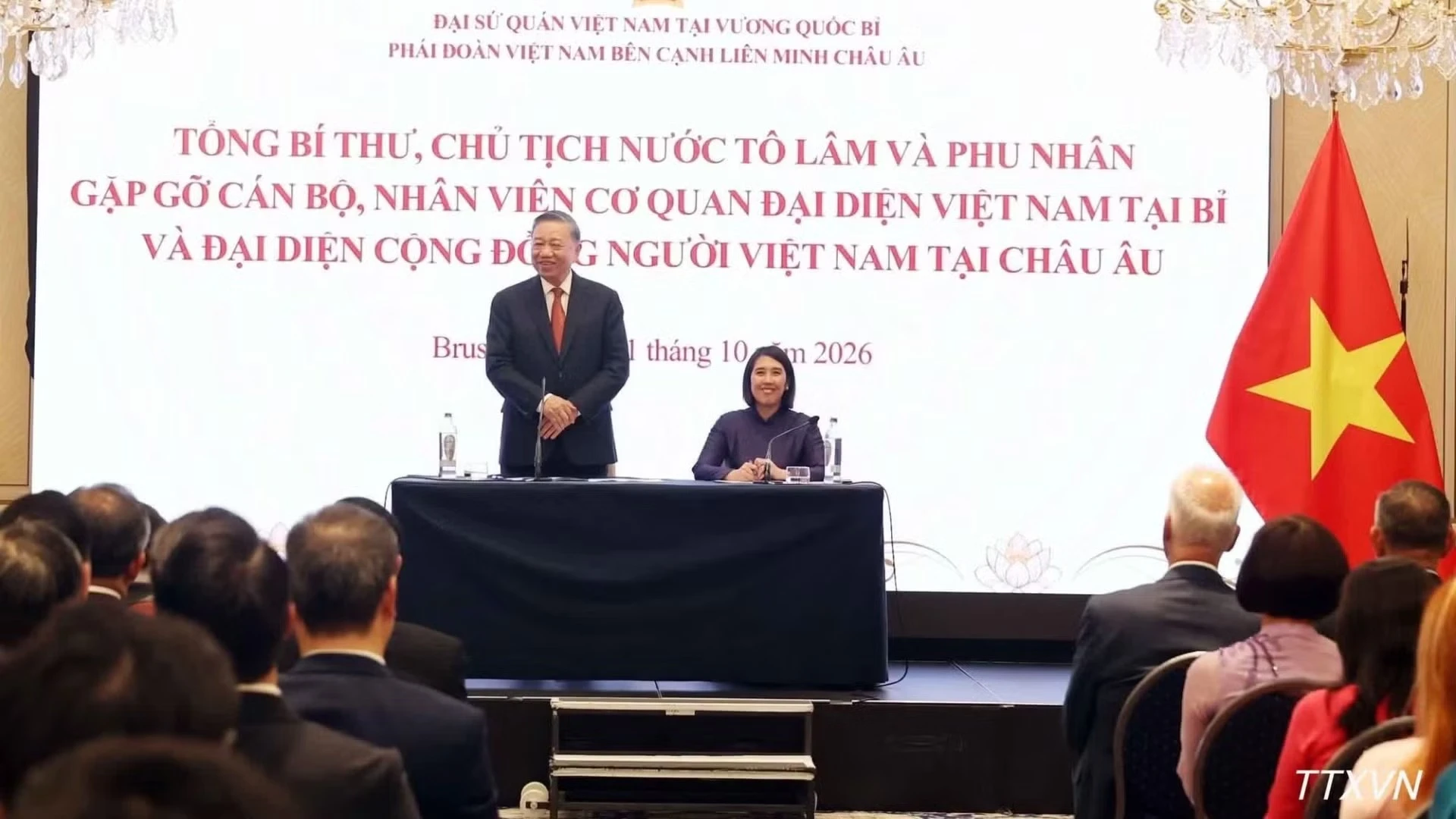 Tổng Bí thư, Chủ tịch nước Tô Lâm nói chuyện thân mật với cán bộ, nhân viên Đại sứ quán Việt Nam tại Bỉ và đại diện cộng đồng người Việt Nam tại châu Âu.
