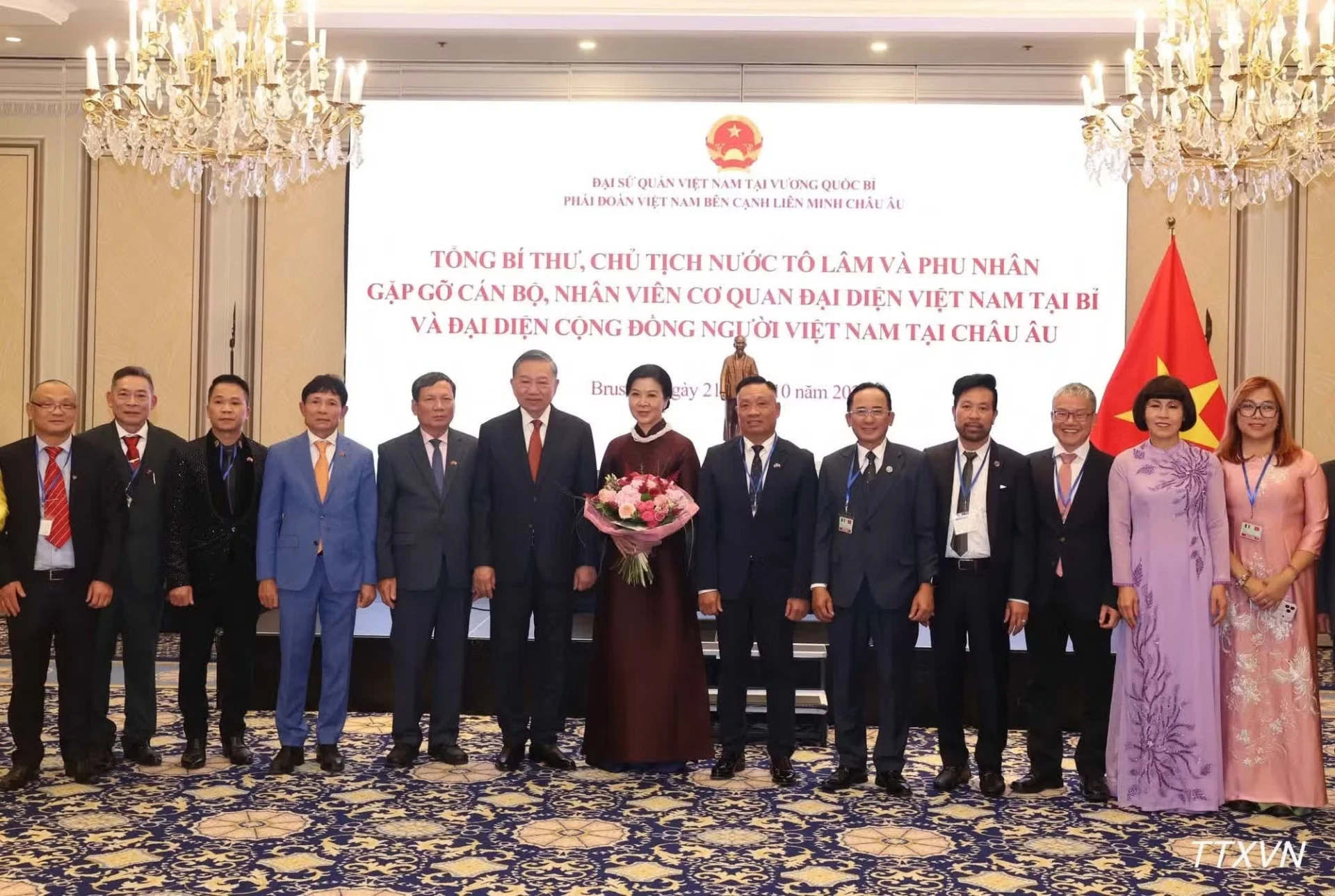 Tổng Bí thư, Chủ tịch nước Tô Lâm và Phu nhân Ngô Phương Ly chụp ảnh chung với đại diện cộng đồng người Việt Nam tại châu Âu. (Ảnh: TTXVN)
