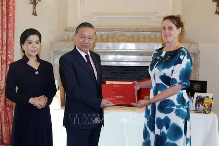 Tổng Bí thư, Chủ tịch nước và Phu nhân thăm, tặng sách cho Thư viện Hoàng gia Bỉ