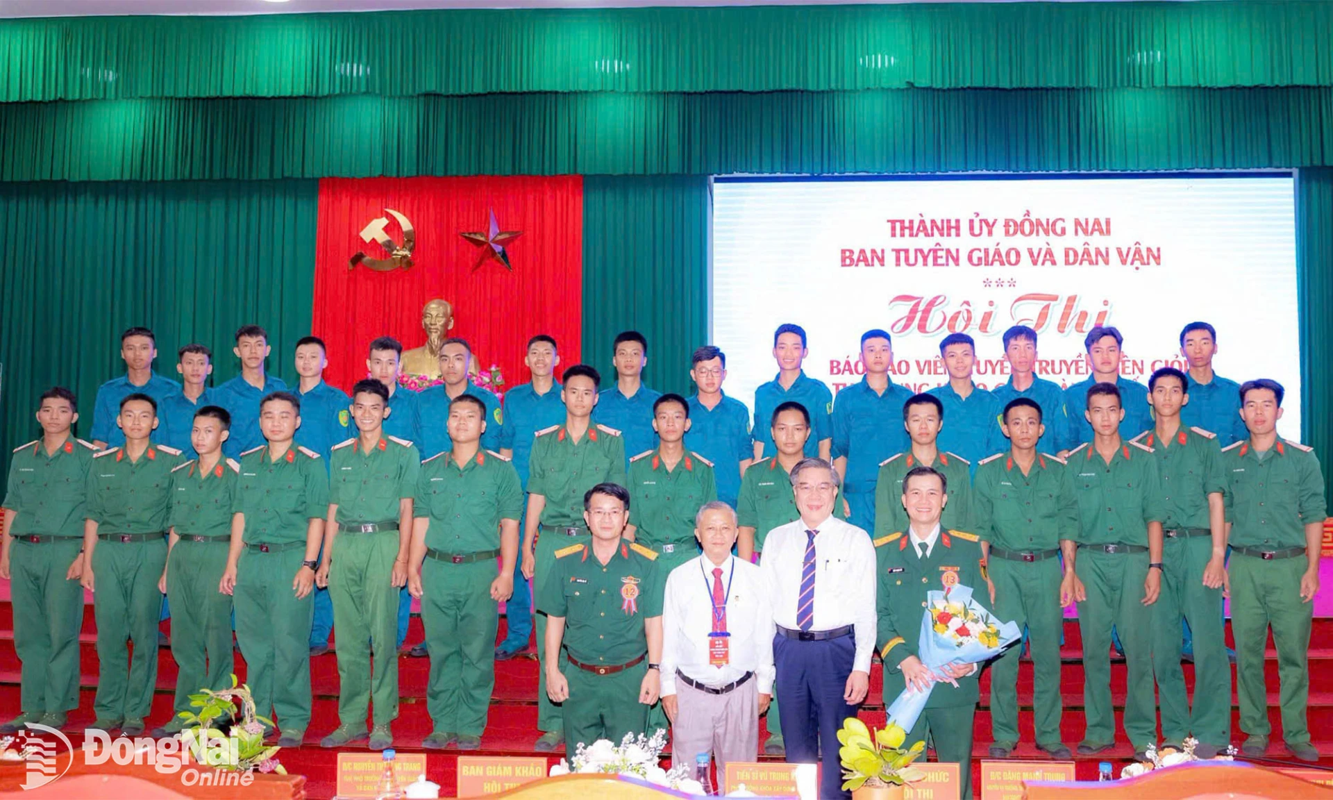 Lãnh đạo Ban Tuyên giáo và Dân vận (nay là Ban Tuyên giáo) Thành ủy và lực lượng vũ trang thành phố
chúc mừng thí sinh Trần Thanh Lâm, nguyên Ủy viên Ban Thường vụ, Phó Chính ủy Ban Chỉ huy phòng thủ khu vực 4 - Bình Long, Bộ Chỉ huy Quân sự thành phố (hiện là Phó Trưởng phòng Tuyên huấn,
Cục Chính trị, Quân khu 7) đoạt giải nhất Hội thi Báo cáo viên, tuyên truyền viên giỏi.