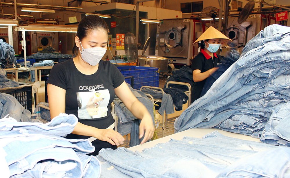 Sản xuất may mặc tại Công ty TNHH Saitex International (Khu công nghiệp Amata, TP.Biên Hòa). Ảnh: H.LỘC