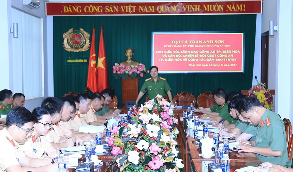 Đại tá Trần Anh Sơn, Phó Giám đốc Công an tỉnh phát biểu kết luận tại buổi làm việc